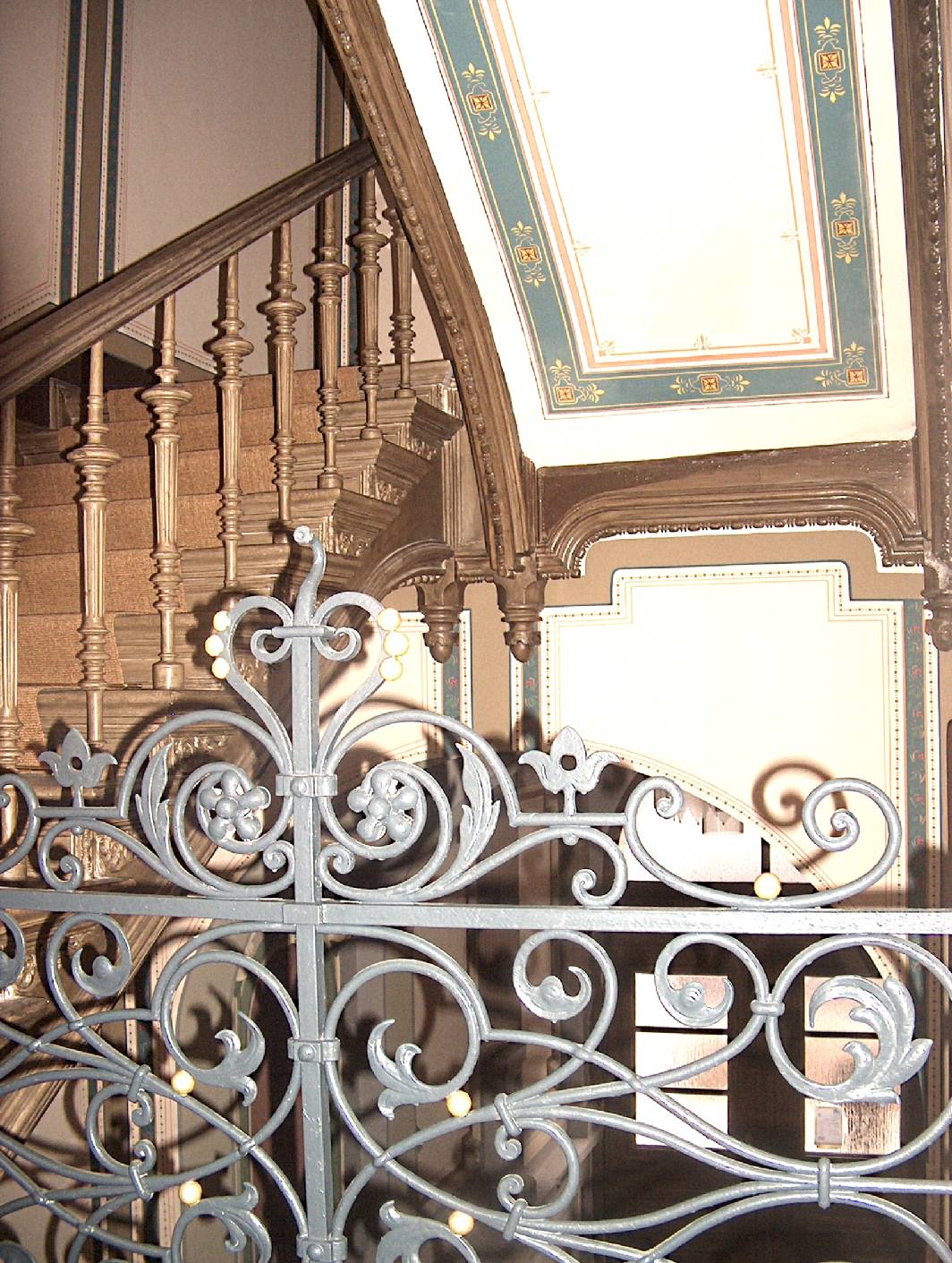 Malermeister und staatl. geprüfte Techniker Norbert Schimpf hat sich als Restaurator für historische Malerei im Treppenhaus spezialisiert. Das Altbau – Treppenhaus stammt aus der Gründerzeit. Der Maler Innungsbetrieb Restaurierung und Gestaltung hat hier die Malerarbeiten, Deckenmalerei, Wandmalerei, Holzmalerei übernommen. Die Decken- und Wandmalerei hat Norbert Schimpf mit Pausen, Ritzer und Schablonen hergestellt. Am Gitter befindet sich eine Vergoldung. Die Holzimitation wurde an der Traljen, Wangen stufen und Türen in Lasur aufgebracht.