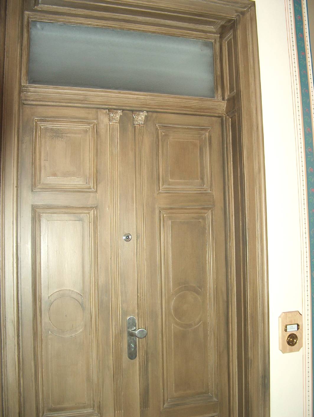 Historische Holzimitation an einer Tür. Der Malerbetrieb Restaurierung und Gestaltung / Malermeister Schimpf hat auf der Tür die Malerarbeiten und die Holzmalerei nach der historischen Fassung ausgeführt. Norbert Schimpf ist Spezialist für Holzmalerei und arbeitet als Restaurator für alte Maltechniken.