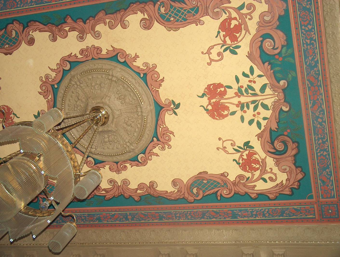 X Das historisch üppig ausgemalte Baudenkmal aus der frühen Gründerzeit 1875 – 1876 im Berliner Bezirk Kreuzberg wurde im Eingangsbereich und im Treppenhaus vom unternehmen restaurierung & gestaltung zu Teil restauriert und zum Teil rekonstruiert. Bei der Analyse der historischen Untergründe wurden zwei unterschiedliche Ausmalungen aus der Gründerzeit gefunden.  Im Eingangsbereich findet sich eine üppige Deckenmalerei. Hingegen sind die Decken und Wandmalerei en im Treppenhaus zurückhaltend in Kassettenform mit Schablonen gehalten. Die Holzbauteile wurden mit einer Holzimitation bzw. Holzmalerei ausgemalt.  Die Ausmalung im Treppenhaus lehnt sich schon mehr an den Spätklassizismus oder Biedermeier an. Bei einer zweiten Ausmalung wurden die Wände marmoriert. Diese Marmorimitation wurde nur als Sichtfenster gelassen und nicht rekonstruiert. Die Ausstattung der Wohnungen, darunter Türen, Terrazzoböden und Stuckdecken, ist von gediegener Qualität, aber auch die Durchfahrten und Haupttreppenhäuser hinterlassen mit ihrem aufwendigen Stuckdekor und den Wandmalereien einen vornehmen Eindruck. Das Haus gehört zum Ensemble repräsentatives Tempelhofer Ufer das wenige Jahre nach der Reichsgründung entstand ist. Malermeister und Restaurator im Handwerk Norbert Schimpf hat mit dem Team der Firma restaurierung und gestaltung die Malerarbeiten, Restaurierungen und Rekonstruktionen durchgeführt. Das Unternehmen hat sich darauf spezialisiert, alle arbeiten im treppenhaus vom Restaurator zum Maler und vom Stuckateur über den Tischler bis zum Fußbodenleger aus einer Hand auszuführen.