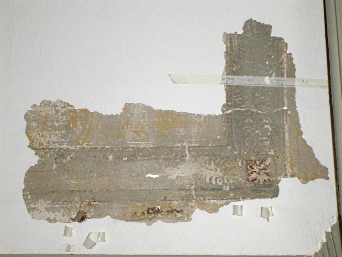 Freilegung der Deckenmalerei an den Laufdecken zur Farb- und Gestaltungsuntersuchung. Malermeister und Restaurator für historische Malerei Norbert Schimpf hat die Erstfassung der Deckenmalerei freigelegt. Anhand der Aufzeichnungen und Pausen können die Deckenmalerei gemalt werden.