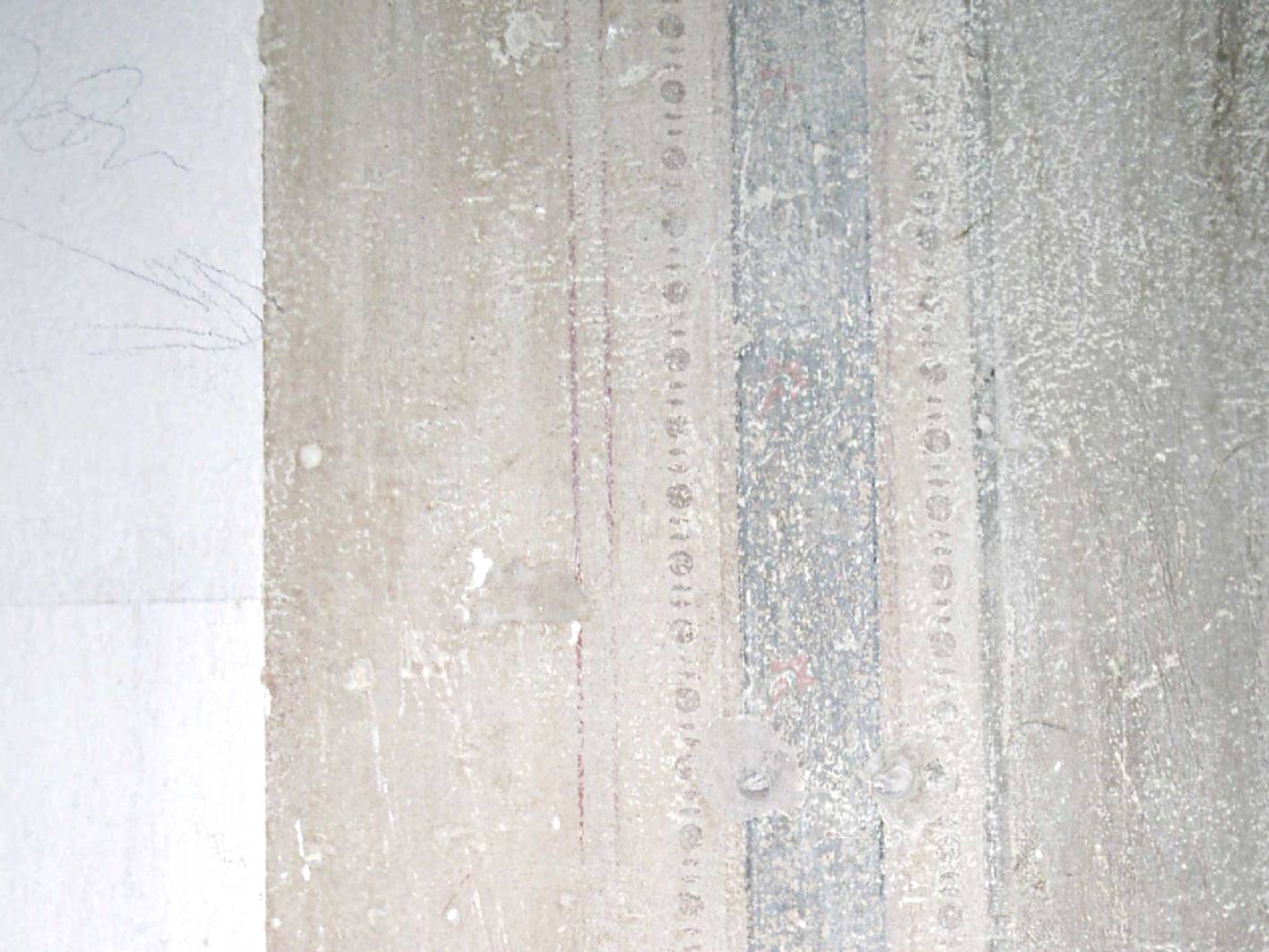 Freilegung der Erstfassung der Wandkassetten - Ornamentik im Treppenhaus von Malermeister und Restaurator für historische Malerei Norbert Schimpf. Die Freigelegte Wandfläche zeigt die historische Malerei und Farbgebung. Die Malerfirma Restaurierung und gestaltung hat sowohl die Malerarbeiten aus auch die Restaurierung bzw. Rekonstruktion übernommen.