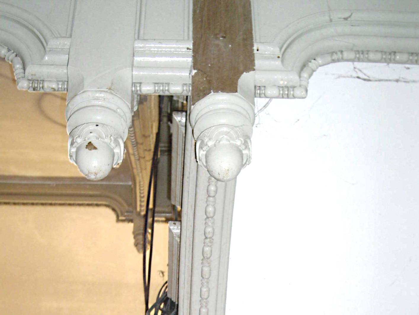 Die Freigelegte Holzmalerei wurde 1 zu 1 als Holzimitation von Malermeister und Restaurator für historische Malerei Norbert Schimpf übernommen. Alle Holzbautele sind im selben Duktus überarbeitet. Zuvor wurden die Malerarbeiten von der Malerfirma restaurierung & gestaltung am Holz ausgeführt.