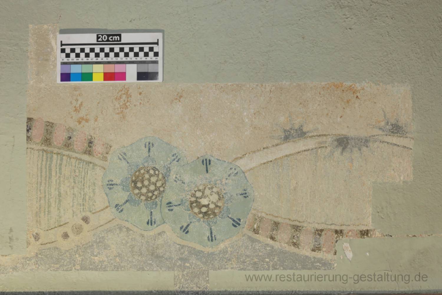 Zu sehen ist eine Bordüre aus dem Jugendstil die Im Treppenhaus Kavalierstraße im Bezirk Pankow freigelegt wurde. Die Freilegung der historischen Wandmalerei wurde von der Denkmalpflege gefordert und als Muster übernommen. Die Arbeiten wurden von Dipl. Restaurator Konrad Wargowske und Malermeister u. staatl. gepr. Techniker Norbert Schimpf ausgeführt. Die Firma restaurierung & gestaltung hat sich auf historische Treppenhäuser und exklusive Malerarbeiten spezialisiert.