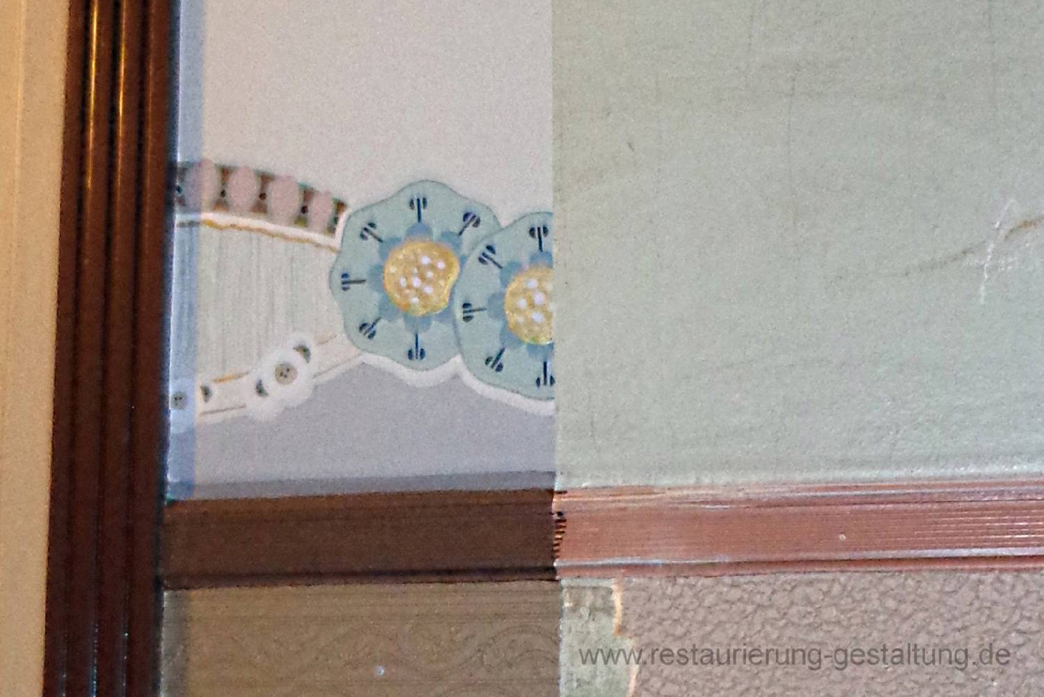 Die Musterachse im Treppenhaus aus dem Jugendstil wurde vor der Sanierung des Hauses angelegt. Die Arbeiten wurden von der historischen Jugendstil - Fassung übernommen. Im Rahmen der Denkmalpflege sollte eruiert werden, ob die Erste Jugendstil Fassung übernommen werden kann. Die Arbeiten wurden sowohl per Hand und Pause als auch mit Schablone aufgebracht. Der Maler Innungsbetrieb Restaurierung und Gestaltung / Exklusive Malerarbeiten Malermeister Schimpf hat die Arbeiten mit und für Dipl. Restaurator K. Wargoske ausgeführt.