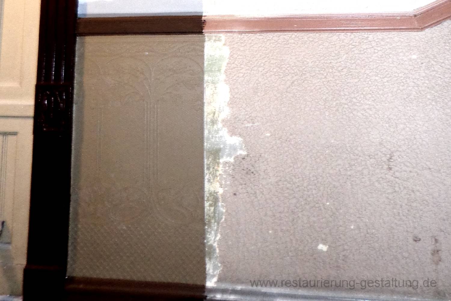 In der ursprünglichen Jugendstil Ausmalung war eine historische Tapete am Paneel geklebt. Malermeister u. staatl. gepr. Techniker Schimpf hat eine ähnliche Tapete mit historischem Ornament geklebt und beschichtet. Die Arbeiten am Objekt hat Restaurator K. Wargoske geleitet.