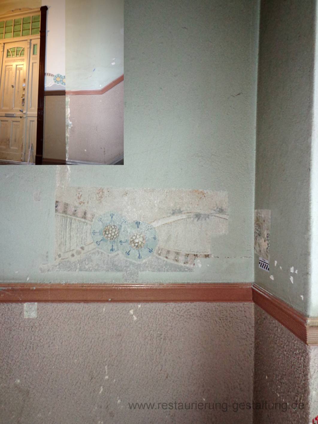 Zusammen mit Dipl. Restaurator Konrad Wargowske hat der Malermeister u. staatl. geprüfte Techniker f. Farb- u. Lacktechnik Norbert Schimpf eine Musterachse  im Treppenhaus als Wandgestaltung / Wandmalerei aus dem Jugendstil  mit pause und Schablonen angebracht. Die Firma Restaurierung und Gestaltung hat sich auf die Ausmalung historischer Treppenhäuser aus dem Jugendstil spezialisiert. Der Restaurator u. Malerbetrieb ist in der Denkmalpflege tätig und bietet exklusive Malerarbeiten an.