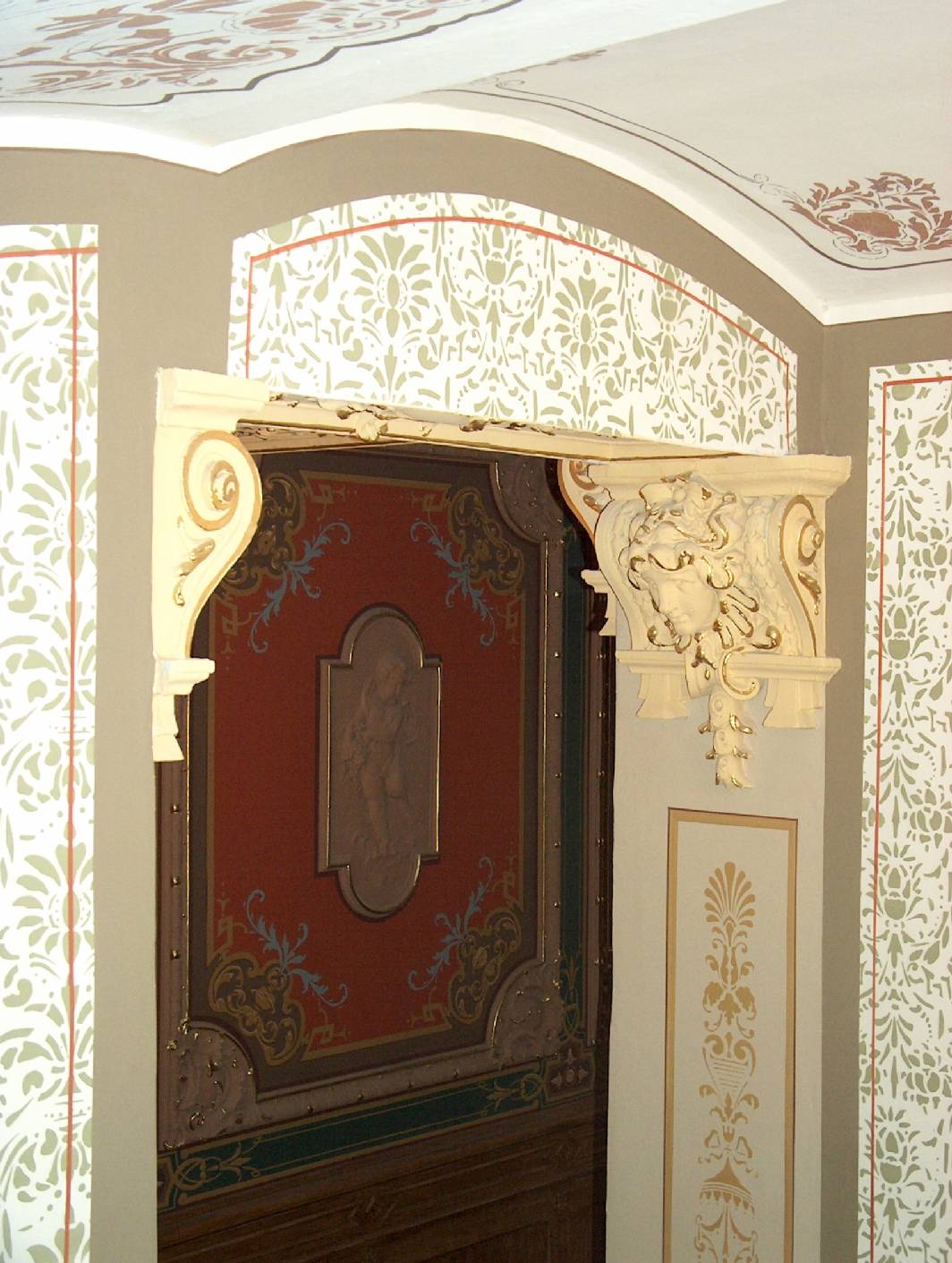 Das Treppenhaus mit Durchfahrt stammt aus der Gründerzeit wurde von der Firma Malermeister Schimpf vorgearbeitet und Rekonstruiert. Zu sehen sind Schablonen und Schablonentechnik als Deckenmalerei an den Lauf und Podestdecken. Als gründerzeitliche Wandornamentik wurde eine komplette Wand – Schablonierung gewählt. Diese sind mit einem Begleitstrich eingerahmt. Durch die Spezialisierung auf Restaurierungen und Gestaltungen im Malerhandwerk und die über vieljährige Berufserfahrung ist das Unternehmen Restaurierung & Gestaltung, staatl. gepr. Techniker / Restaurator (Conservator) im Malerhandwerk Norbert Schimpf sehr effizienter und damit kostenneutraler in der Restaurierung und Rekonstruktion von Altbau Treppenhäusern in Berlin.