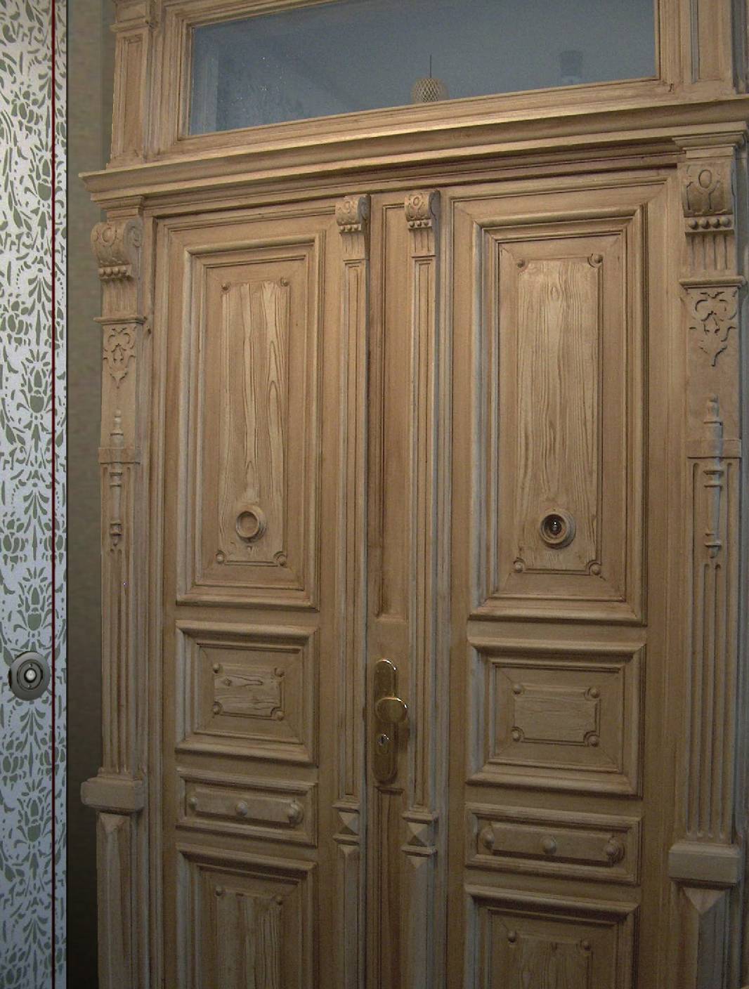 Die Holzmalerei wurde in mehreren Schichten als Bierlasur in Form einer Holzmalerei aufgetragen. Der Innungsbetrieb beschäftigt sich ausschließlich mit Restaurierungen und Gestaltungen im Altbau Treppenhaus. Über die Jahrelange Erfahrung bietet Malermeister & staatl. gepr. Techniker Norbert Schimpf neben der Arbeit als Restaurator im Malerhandwerk alle Arbeiten rund um die Aufarbeitung Historischer Bauwerke an. Dies umfasst unter anderen alle Malerarbeiten die im Vorfeld oder im Nachgang ausgeführt werden müssen. Auch das legen eines Linoleums oder Sisals, das Anbringen von neuen Lichtschaltern (meist aus Bakelit) oder das anbringen einer Paneelleiste gehört zum Spektrum von Malermeister Schimpf.