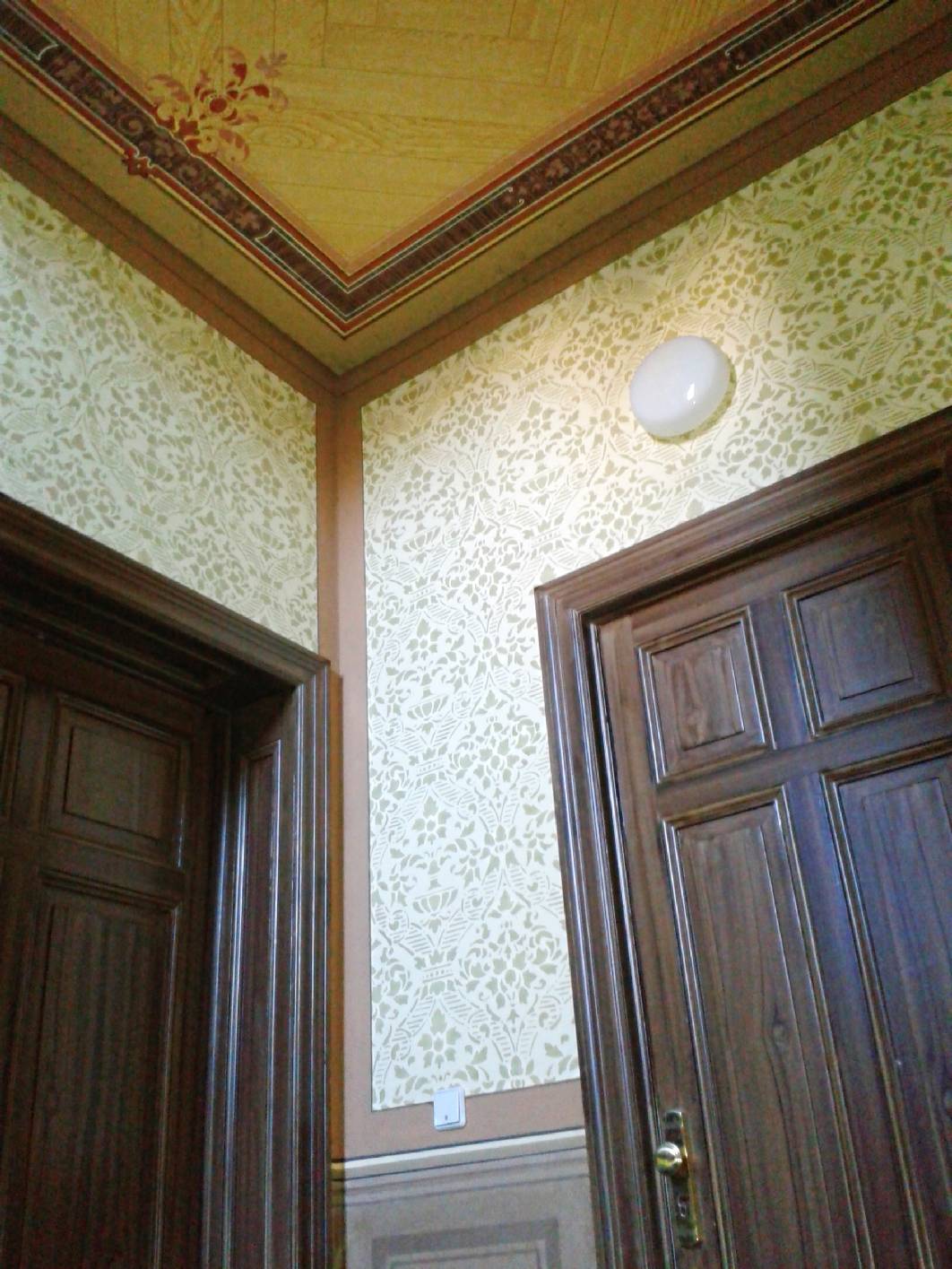 An dem Gründerzeit - Denkmal Peter-Hille-Straße wurden die Deckenmalerei neu rekonstruiert. An der Deckenmalerei befindet sich einen Holzmalerei und Schablonen. Die Oberwände des Berliner Altbau Treppenhaus wurden mit einer Schablonentechnik schabloniert. Die Schablonierung ist in Kassetten eingerahmt. An den Türen wurde eine Holzmalerei aufgebracht. Die Holzimitation wurde in Lasurtechnik gemalt. Das Paneel wurde restauriert. Malermeister Schimpf hat als Restaurator im Malerhandwerk das Treppenhaus mit seinem damaligen Kollegen restauriert bzw. rekonstruiert. Auch die Malerarbeiten wurden vom Team schimpf ausgeführt.