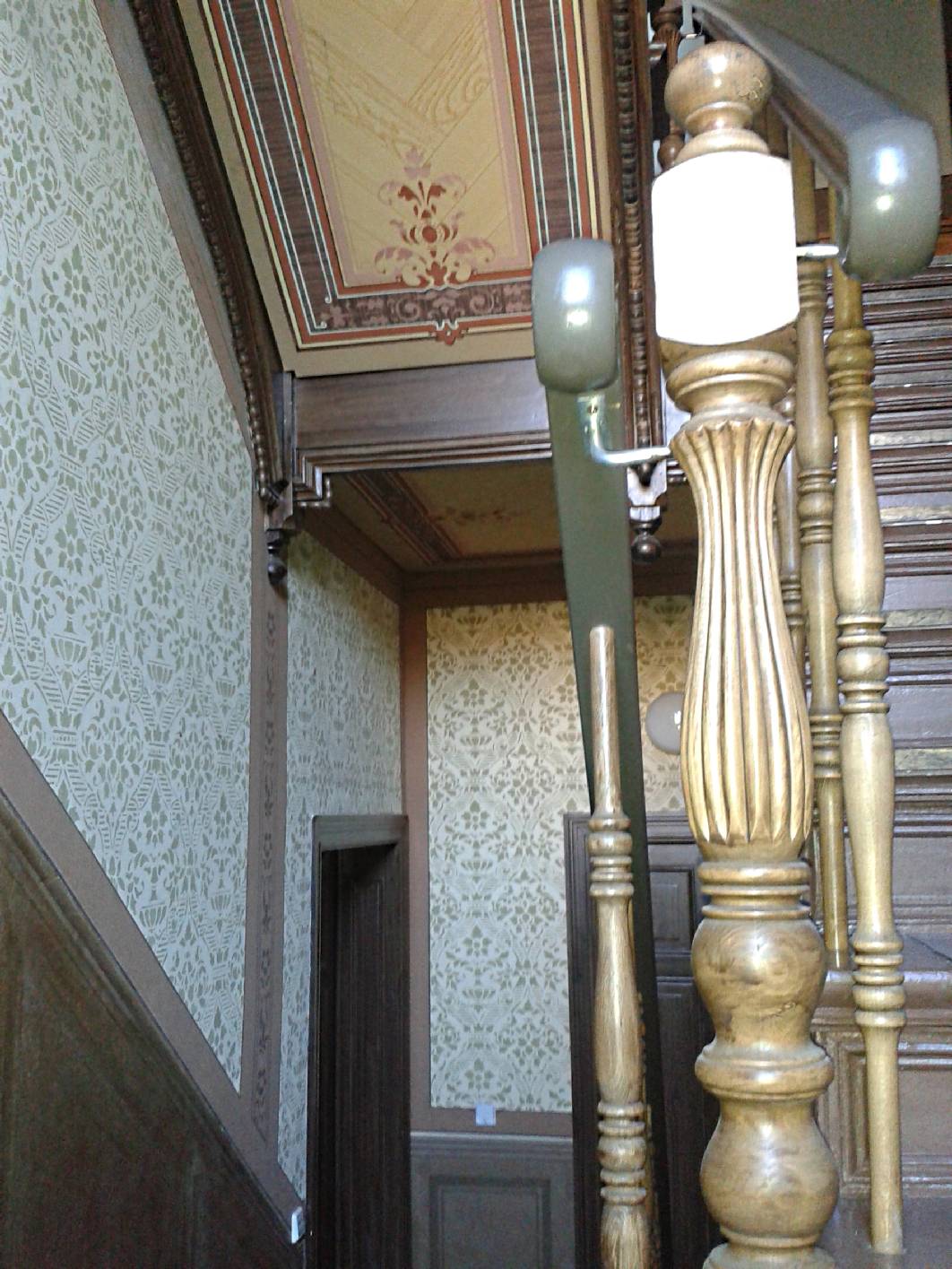 Vor der Restaurierung wurden im Treppenhaus alle Malerarbeiten ausgeführt. Nach den Malerarbeiten wurden die Paneelflächen restauriert. An den Lauf. und Podestflächen wurde eine Deckenmalerei  mit Schablone und Holzmalerei bemalt. Die Oberwände sind komplett mit einer Schablonentechnik aus der Gründerzeit rekonstruiert. Malermeister N. Schimpf hat in schon über 200 Treppenhäuser Restaurierungen, Gestaltungen und Malerarbeiten ausgeführt. Der staatl. geprüfte Techniker N. Schimpf arbeitet als Restaurator im Malerhandwerk und gestaltet Treppenhäuser auf Kundenwunsch.