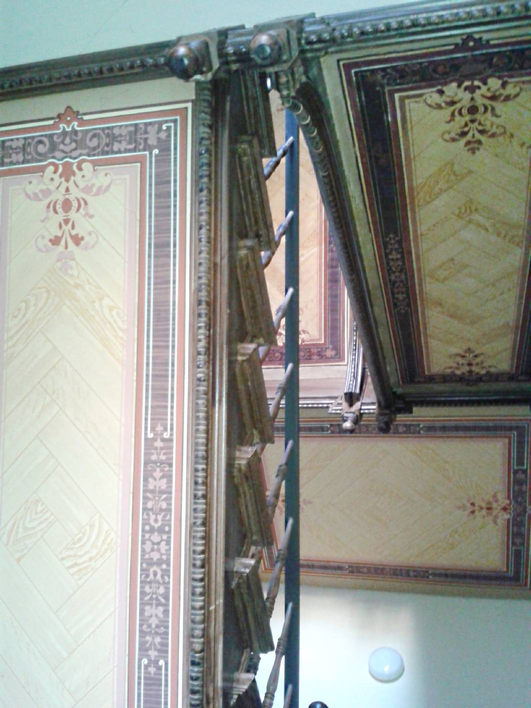 Malermeister Schimpf hat als Angestellter der Firma Holz und Raum das Projekt Petre-Hille-Straße geleitet. Die Deckenmalereien wurden vom Original rekonstruiert. Diese bestehen aus Holzmalerei und Schablonentechnik mit eingerahmten Begleitstrichen und Bändern und Ritzer. Die Treppenwangen sind mit einer Holzimitation und Schallack beschichtet. Heute ist der staatl. gepr. Techniker / Restaurator Schimpf Spezialist für historische Treppenhausmalereien. Neben den historischen Ausmalungen wie auf diesem Bild (Ausmalung aus der Gründerzeit) übernimmt der Maler – Innungsbetrieb auch alle Malerarbeiten die für das gesamt Projekt Treppenhaus notwendig sind.