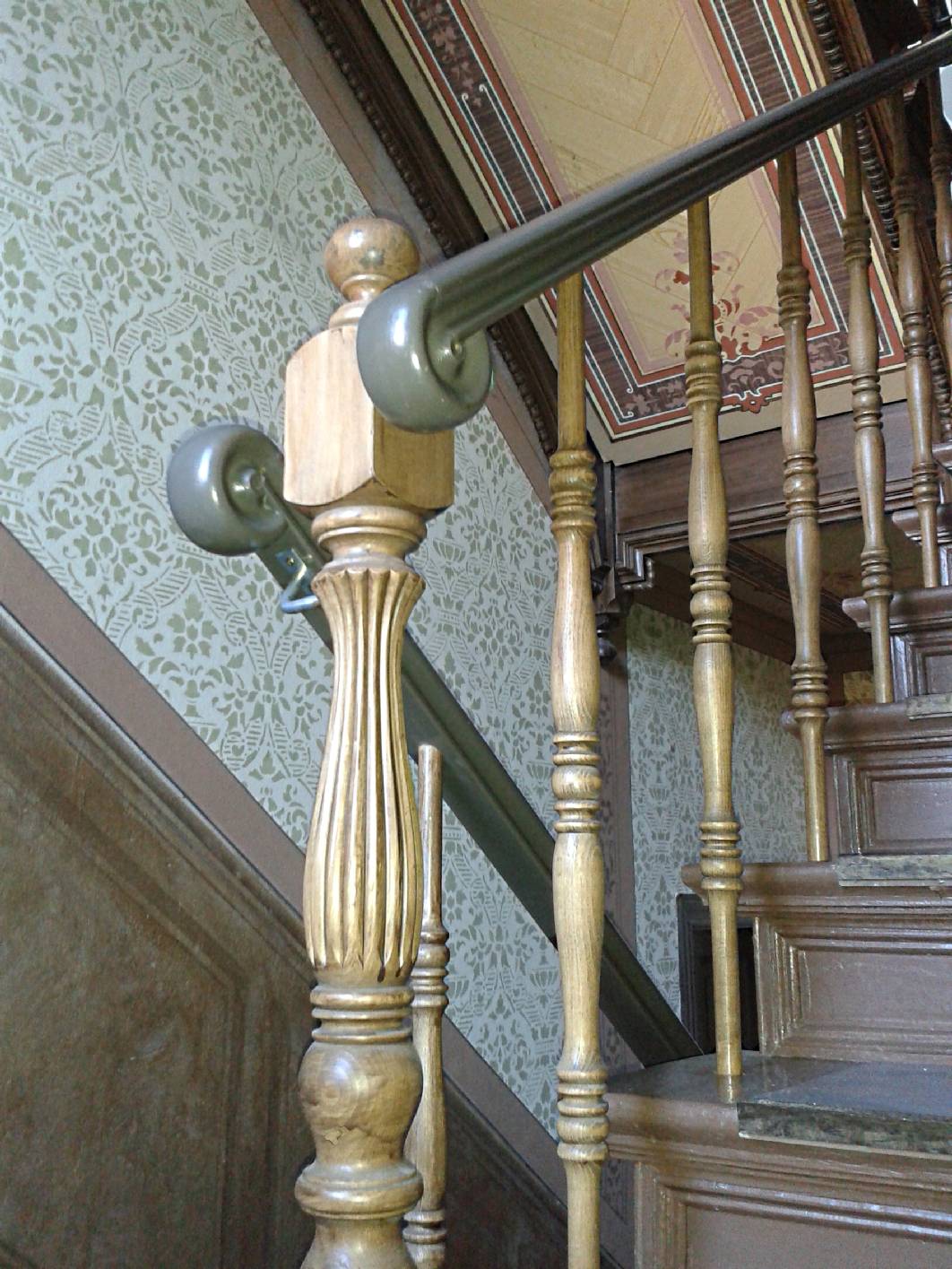 Das Treppenhaus aus der Gründerzeit ist zum größten Teil rekonstruiert worden. Ein Teil vom Treppenhaus wurde auch restauriert. Das Treppenhaus hat Norbert Schimpf in seiner Zeit als Angestellter Teamleiter in der Firma Holz und Raum restauriert. Malermeister Norbert Schimpf hat sich auf die Überarbeitung von Altbau- Treppenhäusern spezialisiert. Das  Arbeitsspektrum von staatl. gepr. Techniker / Restaurator Norbert Schimpf umfasst im Vorfeld alle Malerarbeiten, Tischlerarbeiten etc. im Treppenhaus. Nach der Gestaltung von beispielsweise Deckenmalerei, Schablonentechnik, Marmorimitation Marmorierung, Marmormalerei, Holzmalerei, Holzimitation, Strichen, Bändern, Ritzer,  Begleitstrich etc. übernimmt der Betreib der Berliner Malerinnung auch arbeiten wie das Verlegen von Sisal / Koks und Linoleum oder den Anbau von Bakelit – Schaltern. In sofern kann Malermeister Schimpf ein komplettes Altbau – Treppenhauskonzept anbieten.