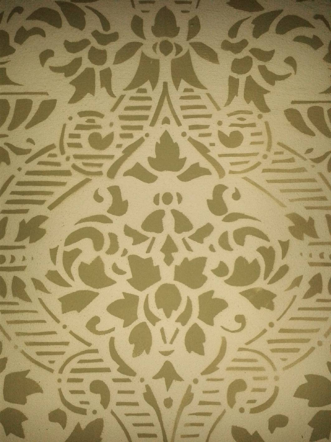 Neben der Schablonierung aus der Gründerzeit in der Altbau – Durchfahrt wurde das Paneel restauriert und eine einfache Deckenmalerei angebracht. Diese Arbeiten sind vor der Selbständigkeit der Firma restaurierung und gestaltung exklusive Malerarbeiten Norbert Schimpf entstanden. Inzwischen hat sich der Maler Innungsbetrieb staatl. gepr. Techniker / Restaurator / Conservator Schimpf auf die Gestaltung ganzer Treppenhäuser spezialisiert.