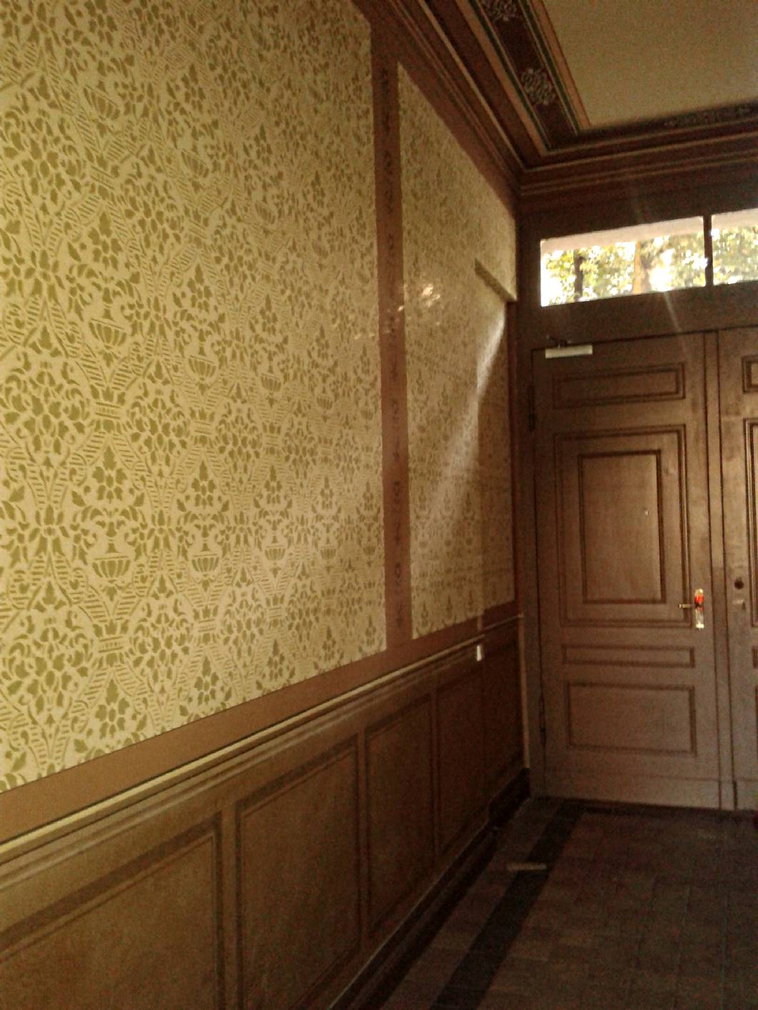 In der Gründerzeit wurden Schablonentechniken wie diese ganzflächig Schabloniert. Staatlich geprüfter Techniker Schimpf hat sich als Restaurator auf historische Ausmalungen im Altbau spezialisiert.  Bevor diese Arbeiten ausgeführt werden wird von dem Maler - Innungsbetreib alle vor- und Malerarbeiten durchgeführt.