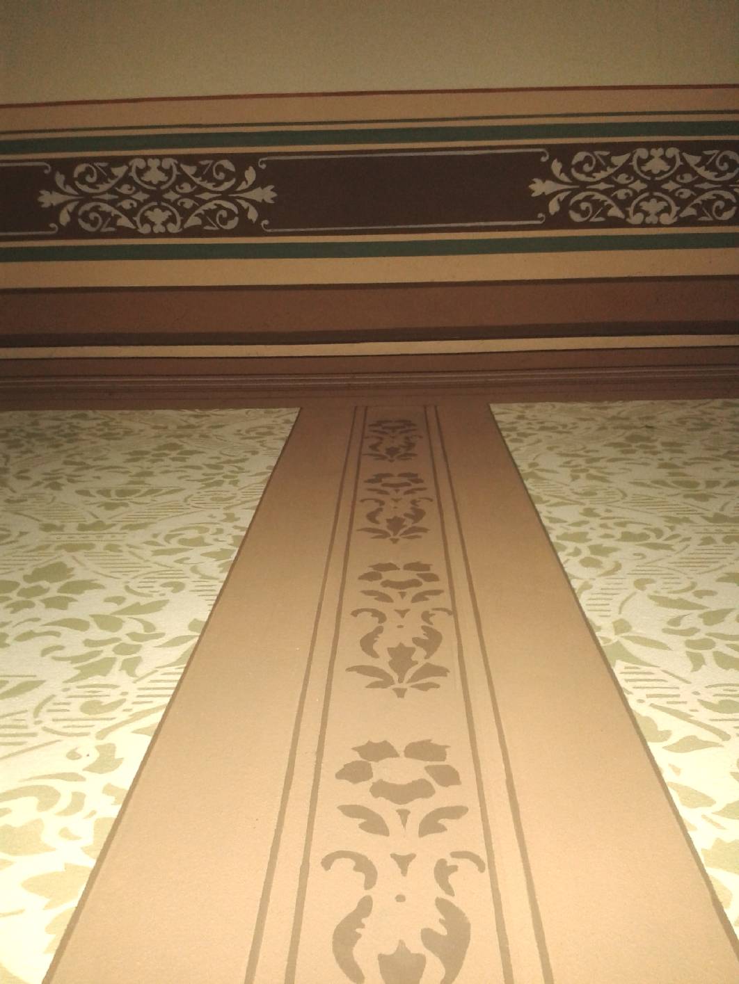 Zu sehen sind Bänder, Ritzer und Begleitstrich einer Deckenmalerei aus der Gründerzeit. Die Durchfahrt wurde komplett mit einer Schablonentechnik schabloniert. Begleitet wurden die Arbeiten von der Unteren Denkmalbehörde  Herr von Stein / Restaurator / Consvervator. Seit 2002 ist Malermeister Norbert Schimpf (Betrieb der Berliner Malerinnung) selbständig und übernimmt Malerarbeiten, Restaurierungen, Gestaltungen, Reparaturen von Holzbauteilen (Anbringen von Paneelleiste) und das verlegen von Fußbodenbelägen im Gesamtkonzept Treppenhaus / historisches Treppenhaus.