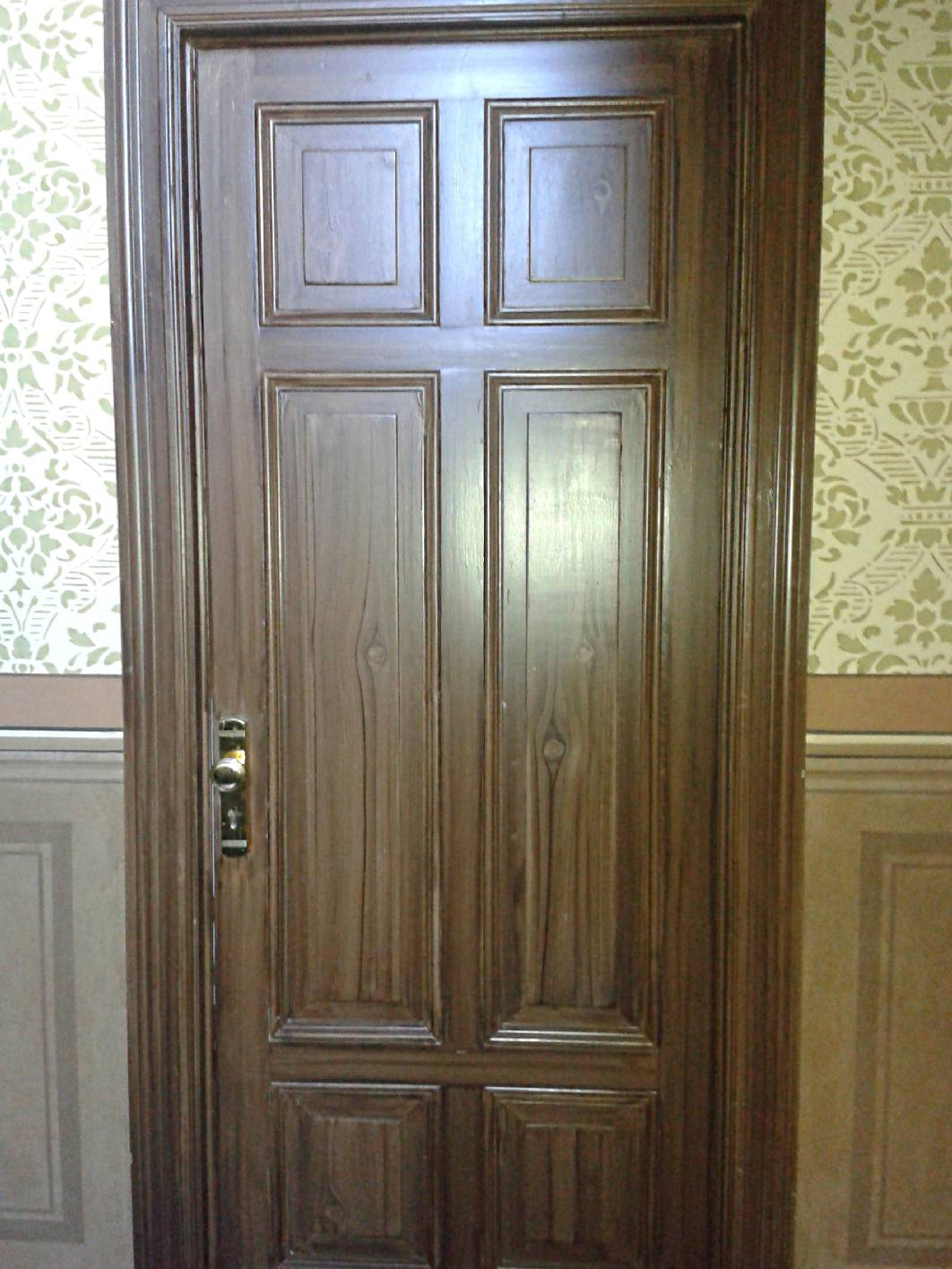 Die Holzmalerei an der Tür des Gründerzeit – Treppenhaus wurde vom Malermeister und staatl. gepr. Techniker Norbert Schimpf angeracht. Vor den Auftrag der Lasur mussten die Malerarbeiten an der Tür mit speziellen Lacken aufgebracht werden. Malermeister und staatl. gepr. Techniker Schimpf hat sich auf Arbeiten als Restaurator im Malerhandwerk incl. aller Vorarbeiten spezialisiert.