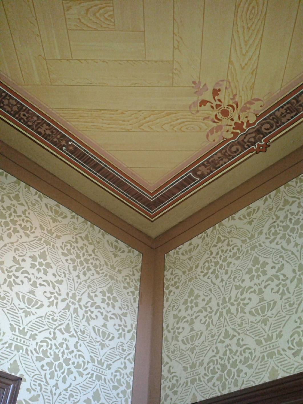 An den Decken wurde eine Deckenmalerei als Holzmalerei mit Schablonen Ritzer und Begleitstriche angebracht. Die Oberwände wurden ganzflächig schabloniert. Im Vorfeld wurden reversible Materialien bei den Anstrichen der Malerarbeiten verwendet. Zum Zeitpunkt der Herstellung des Treppenhauses war Norbert Schimpf als Malermeister und staatl. gepr. Techniker bei der Firm Holz und Raum beschäftigt. Seit 2002 ist Norbert Schimpf selbständig und arbeitet als Restaurator im Malerhandwerk. Er hat im laufe seiner Selbständigkeit an über 200 Treppenhäusern mitgewirkt.