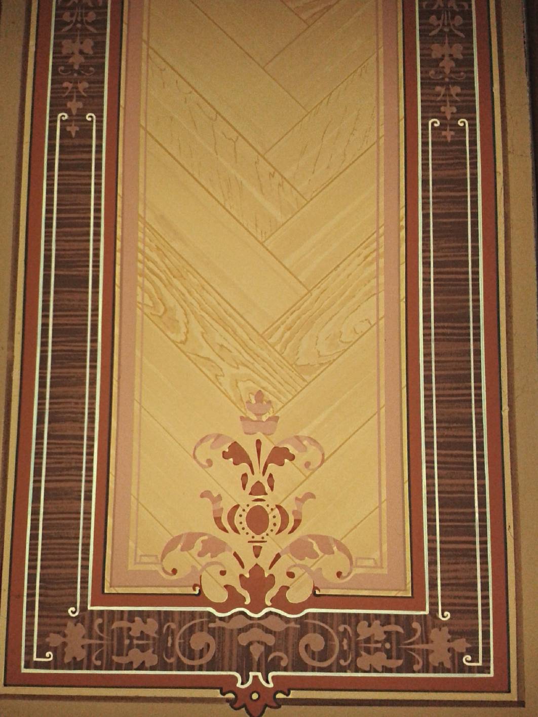 An der Laufdecke im Gründerzeit – Treppenhaus wurde eine Holzmalerei mit Pinsel, Modler und vertreibe aufgetragen. An der Deckenmalerei befindet sich zudem eine Schablonentechnik mit Ritzer, Band und Begleitstrich. Malermeister & staatl. geprüfter Techniker Norbert Schimpf hat die Decken zusammen mit reiner Mildner  rekonstruiert (dem Original getreu kopiert). Eine Decke wurde Restauriert. Heute har sich Malermeister Schimpf als Restaurator für historische Malereien wie aus dem Klassizismus oder  der Gründerzeit  spezialisiert. Erstellt Treppenhäuser von der ersten Malerarbeiten bist zum verlegen des Fußbodens her.