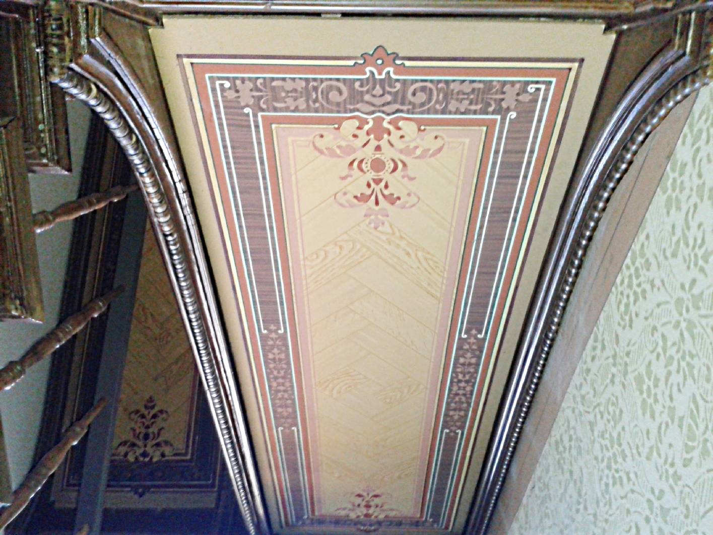 Gründerzeitliche Deckenmalerei im Treppenhaus Peter-Hille-Straße / Berlin. Die Deckenmalerei wurde von Malermeister Schimpf / Restaurator im Malerhandwerk als Holzmalerei bemalt. Die Holzmalereien an den Deckenläufen  sind Rekonstruktionen der Originaldecken. Eine Deckenmalere wurde  im Treppenhaus wurde von Norbert Schimpf restauriert. Norbert Schimpf hat das Objekt Peter-Hille-Straße als Angestellter der Firma Holz und Raum restauriert. Seit 2002 ist Norbert Schimpf Selbständig. Die Firma Restaurierung und Gestaltung / Exklusive Malerarbeiten hat sich auf die Rekonstruktion historischer Treppenhäuser spezialisiert. Zu den Restaurierungsarbeiten übernimmt der Betrieb der Berliner Malerinnung alle Malerarbeiten, Tischler, Fußbodenarbeiten die als Vorarbeiten der Gestaltungen notwendig sind.