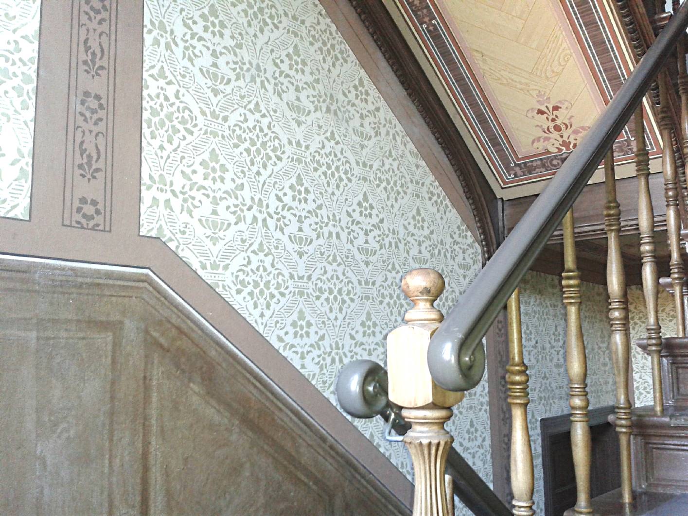 Die Paneelflächen wurden im Treppenhaus wurden als Kassetten angerbracht und wurden von Malermeister Schimpf Restauriert. Die Oberwandflächen sind eine Originalrekonstruktion der Originalflächen. Die Malerarbeiten wurden von Mitarbeitern der Firma Holz und Raum ausgeführt. Die Schablonentechnik der Oberwände (incl. Ritzer, Bänder, Begleitstrich) und die Herstellung der Schablone, die Lasur der Holzimitation an den Treppenläufen und die Deckenmalerei mit Holzmalerei hat Norbert Schimpf und Reiner Mildner angebracht bzw. hergestellt. Der staatl. geprüfte Techniker und Malermeister Norbert Schimpf hat sich mit seinem Betrieb restaurierung & gestaltung / exklusive Malerarbeiten selbständig gemacht und arbeitet als Restaurator für historische Malereien in Berlin und Umland.