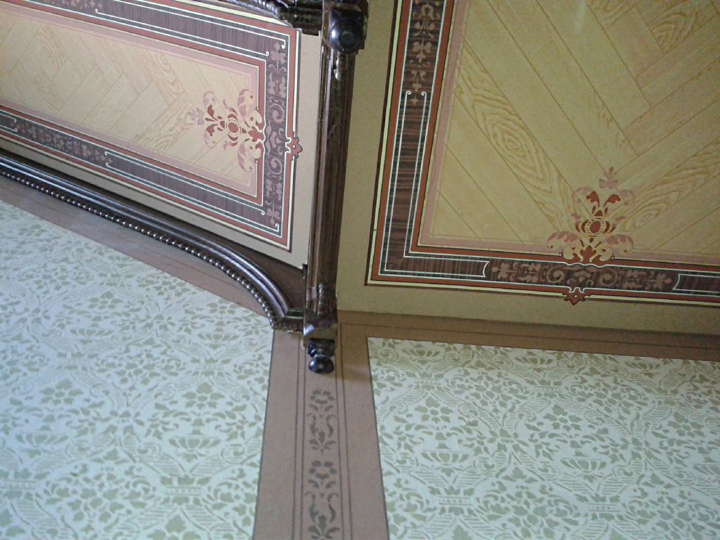 X Das Treppenhaus aus der Gründerzeit befindet sich in Berlin Friedrichshagen. Es zeichnet sich durch Wandmalerei als Schablone (Wandschablonierung) und einer Deckenmalerei als Holzmalerei aus. Die Deckenmalerei ist eine Rekonstruktion. Die stark zerstörte originale Malerei befindet sich unter der Rekonstruktion. Das Treppenhaus hat Malermeister Norbert Schimpf noch als Angestellter in dem Unternehmen Holz und Raum Ausgeführt. Erst nach der Ausmalung des Treppenhauses und dem Eingangsbereich / Durchfahrt hat Norbert Schimpf das Unternehmen restaurierung & gestaltung gegründet, indem er nun als Angestellter Restaurator und Malermeister arbeitet. Das Unternehmen beschäftigt weiterhin 4 Maler und führt neben den historischen Ausmalung am Denkmal exklusive Malerarbeiten aus. Das Unternehmen restaurierung und gestaltung hat sich auf arbeiten im Treppenhaus spezialisiert.