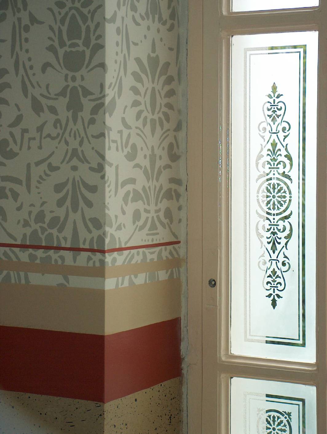 Gründerzeitliche Restaurierung in einem Treppenhaus. Die Malerarbeiten wurden von einer anderen Firma ausgeführt. Der Restaurator für gründerzietliche Maltechnik hat die Oberwandflächen mit einer Schablonentechnik schabloniert und das Paneel in einer Sprenkeltechnik überarbeitet zudem wurden alle Begleitstriche und die Kassetten vom staatl. geprüften Techniker und Malermeister rekonstruiert. Die Arbeiten wurden zusammen mit J. Konieczny der als Restaurator für Farbtechnik das Projekt begleitet hat zusammen ausgeführt.