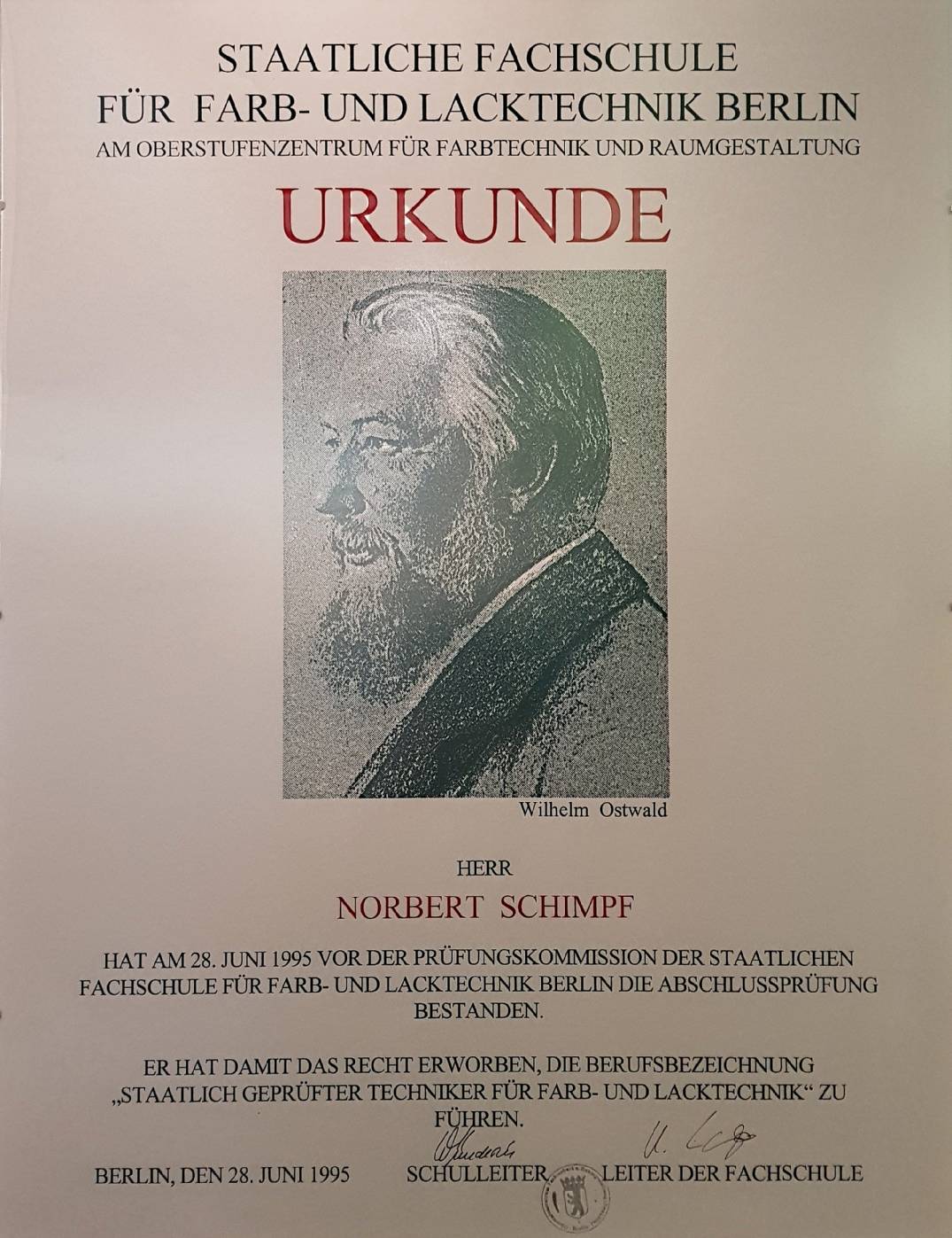 In diesem Treppenhaus aus der Gründerzeit in Berlin – Kreuzberg haben wir eine Deckenmalerei im Entree angebracht. Die Deckengestaltung wurde mit Lasur, Schablone und frei Handarbeiten ausgemalt. Eine elegante aber zurückhaltendes Marmorierung als Paneel zieht sich über alle Etagen bis zum Dachgeschoß. Die Marmormalerei wurde mit einem Kalkspachtel (als Spachteltechnik) geglättet. Darüber haben wir die Marmorimitation als Schlagschutz angebracht.  Alle Holzbauteile wurden mit einer einfachen Holzimitation betont. Bei Holzmalereien sehen sich optisch Unebenheiten oder schlagstellen im Holz weg. Diese müssen nicht immer teurer sein als eine Unibeschichtung. Bei der Ausmalung im Treppenhaus kann unser Unternehmen sein gesamtes potenzial ausspielen. Sie haben wir neben hervorragenden Maler – Gesellen auch Malermeister und einen Restaurator in unserem Team.