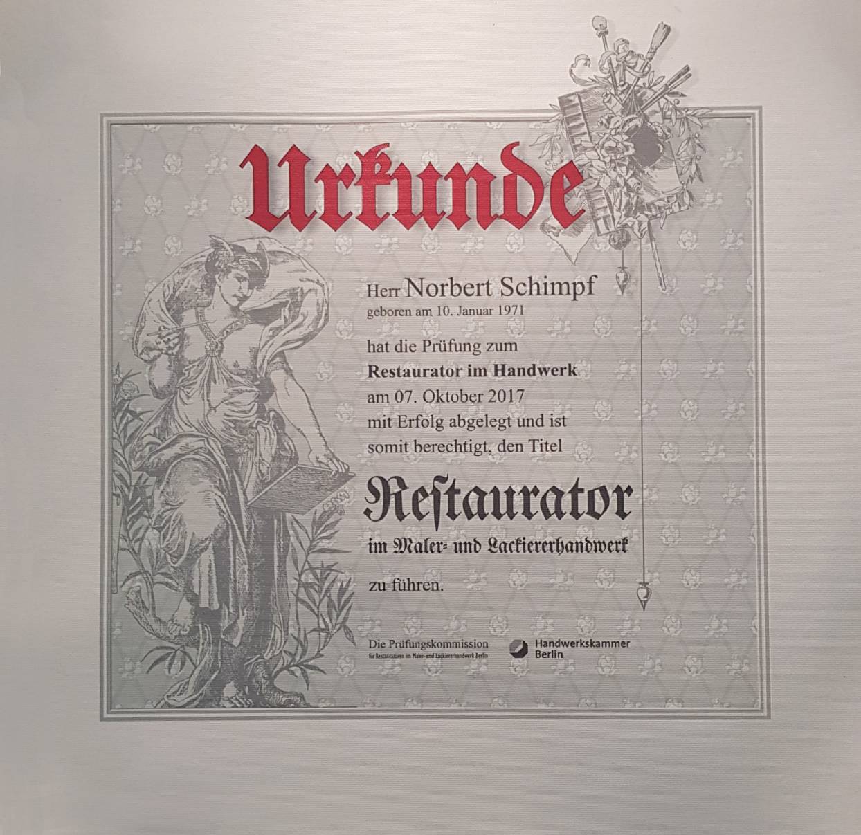Restauratorische Befunduntersuchungen in Treppenhäusern, Entrees und an Fassaden dienen der Erhaltung des Denkmals. Nicht nur der erbauungszeitliche Zustand, auch die Geschichte des Hauses soll durch die Überarbeitung am Altbau gezeigt werden. Da viele Firmen keine Erfahrungen in der Überarbeitung am Denkmal haben kommt es hier immer wieder zu Differenzen mit der Unteren Denkmalschutzbehörde oder dem Landesdenkmalamt. Insofern ist das restauratorische Konzept in der Dokumentation ein sehr wichtiger Teil der von vielen Restauratoren Unterschätzt wird. Hier stellt ein guter Restaurator dar, wie das Gebäude zu erhalten ist und wie die Arbeiten umgesetzt werden. Gut ist, wenn das Restaurierungskonzept vor den Leistungsbeschreibungen erstellt wird. Beim Maler sind zum Beispiel nicht nur die Farbe sondern auch die Materialien und die Art der Überarbeitung zu beschreiben.