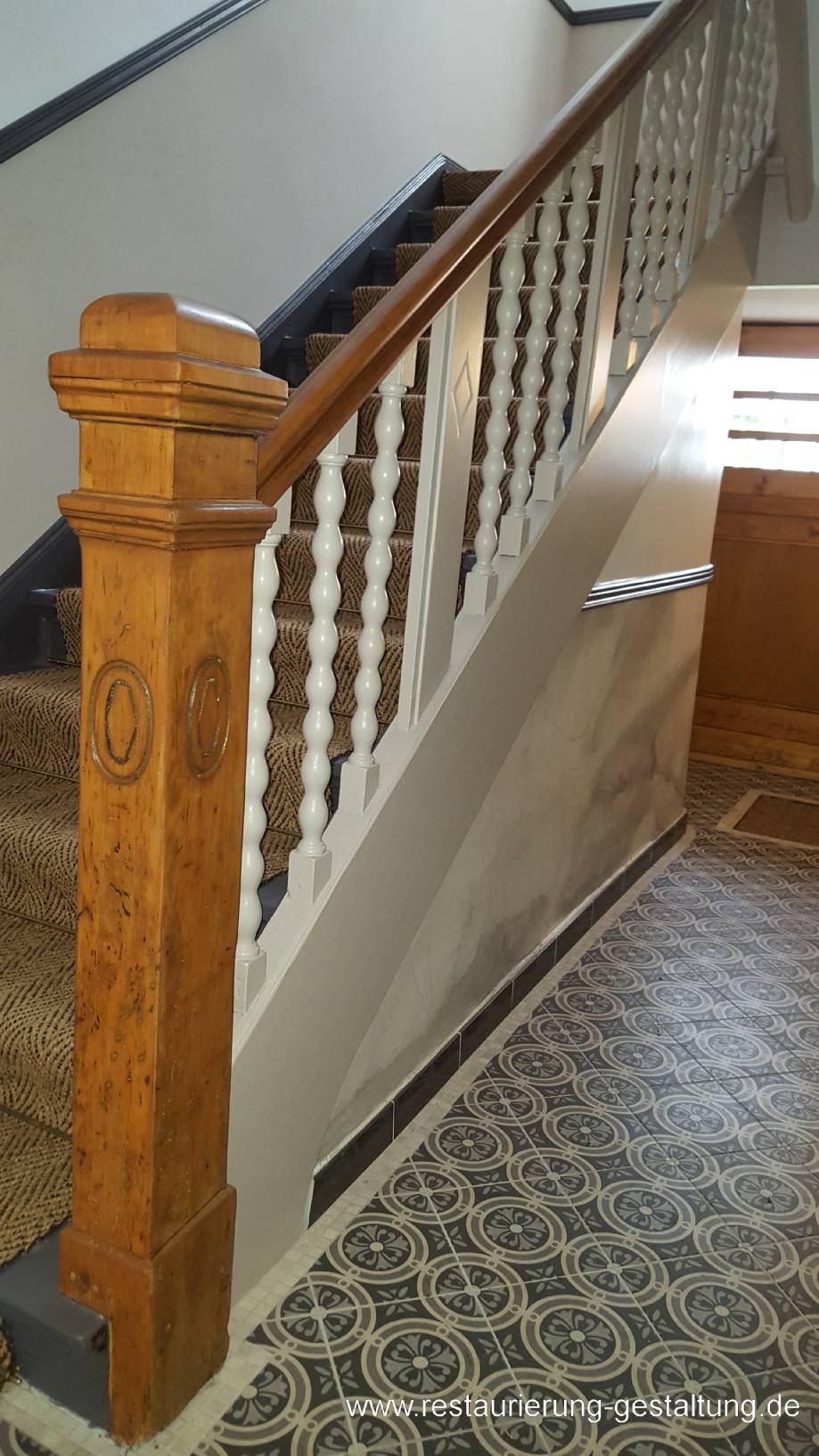 Die Farben vom Handlauf und der Ampel wurden entfernt. Es wurde eine moderne Treppenhausgestaltung zum Jugendstil – Entree vermittelt. Der Restaurator und Malermeister hat zusammen mit der Eigentümergemeinschaft ein passendes Konzept im Jugendstil – Treppenhaus mit modernem Ambiente gewählt.