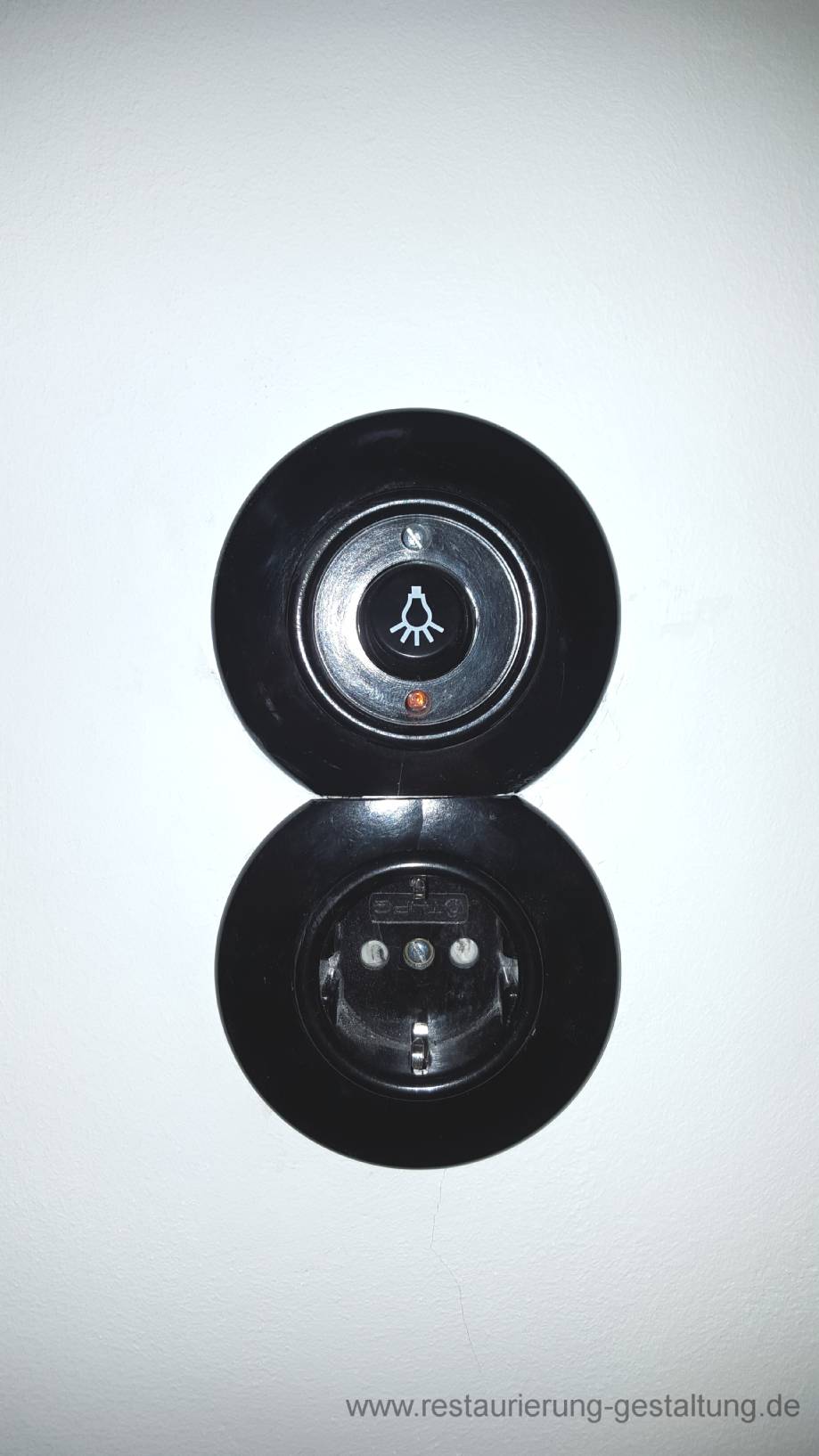 Als Treppenhausgestaltung hat Restaurator und Malermeister Schimpf Standartlichtschalter in Bakelitschalter im Entree und im Treppenhaus gewechselt.