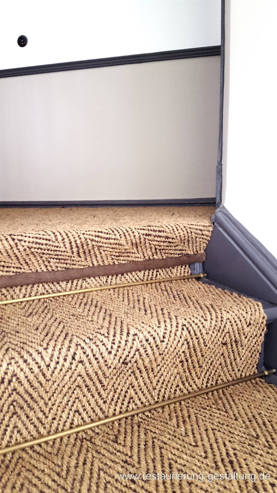 Zur Treppenhausgestaltung von Restaurator und Malermeister Schimpf gehört das tiefersetzen des Paneels in Anlehnung an den Jugendstil. Als Paneelabschluss im Treppenhaus dient eine Paneelleiste.