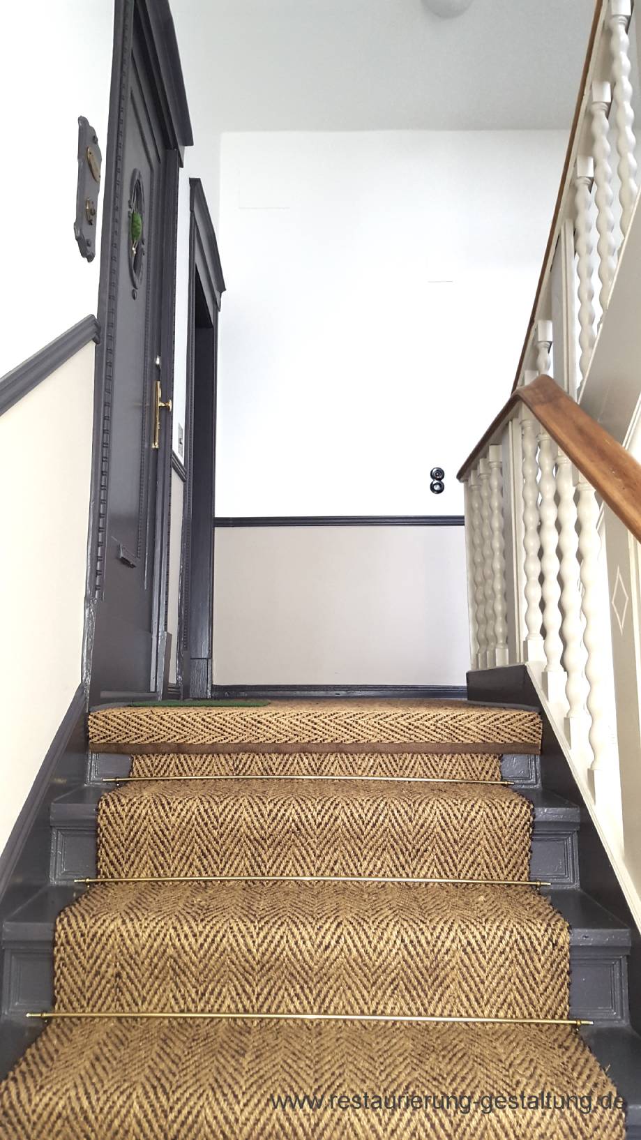 Bei der Treppenhausgestaltung wurde vom Malermeister sehr viel Wert auf Helligkeit im Treppenhaus gelegt. Die Messingstangen wurden gereinigt und der Handlauf wurde von der Farbe entfernt. Im Treppenhaus wurde ein Kokosläufer gewählt. Als Malermeister und Restaurator versucht N. Schimpf das Nutzverhalten im Treppenhaus mit einzubeziehen.