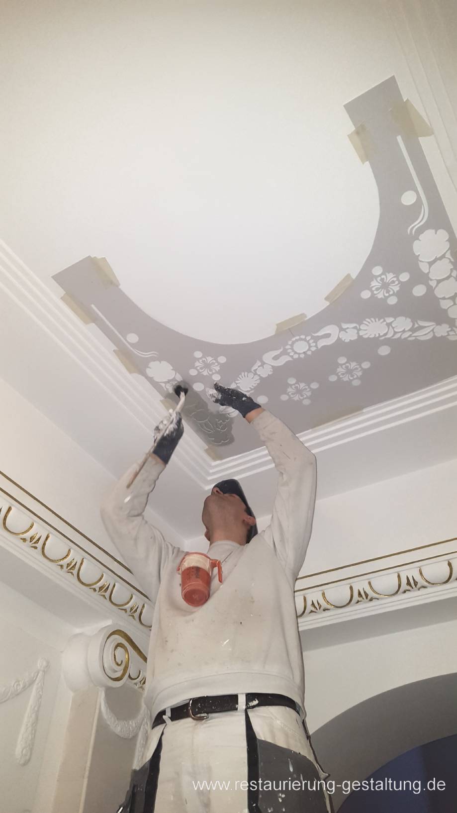 Die Ornamentik der Deckenmalerei wurde vom Stuck abgenommen. Der Malermeister und Restaurator für Jugendstil – Malerei hat die Deckenmalerei in Schablone und Graumalerei angelegt.