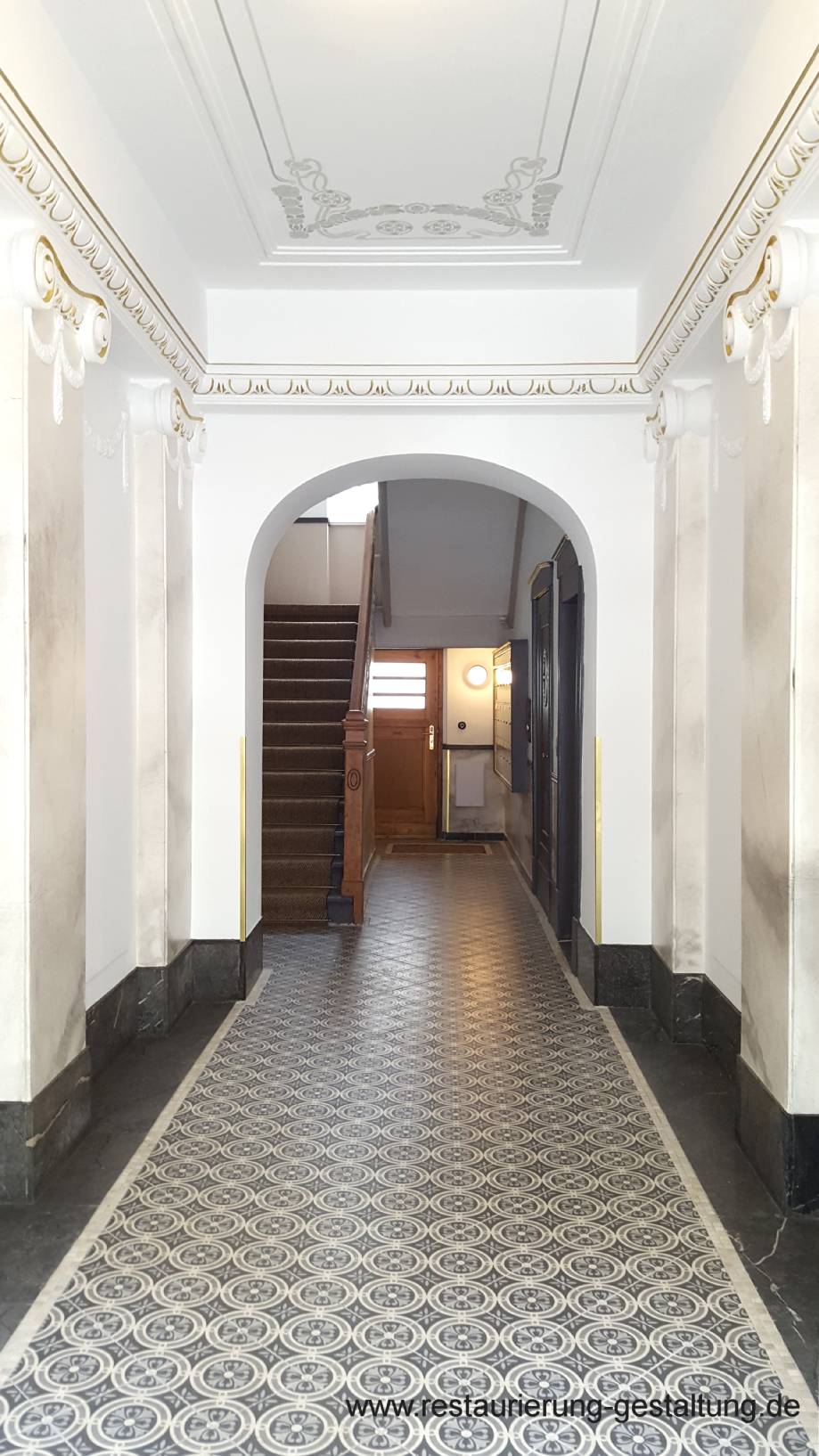 Das Treppenhaus aus dem Jugendstil hat ein sehr schlichtes, zurückhaltendes und doch edles Entree bekommen. Hier hat sich die Erfahrung von Malermeister Schimpf als Restaurator für historische Malerei ausgezahlt.