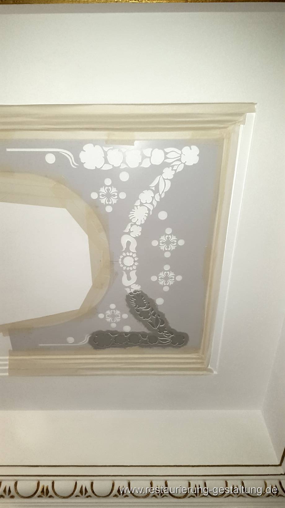 Jugendstil - Schablone vom Restaurator und Malermeister für eine einfache Deckenmalerei im Treppenhaus. Die Malerarbeiten und die Restaurierung werden in Berlin Wilmersdorf überarbeitet.