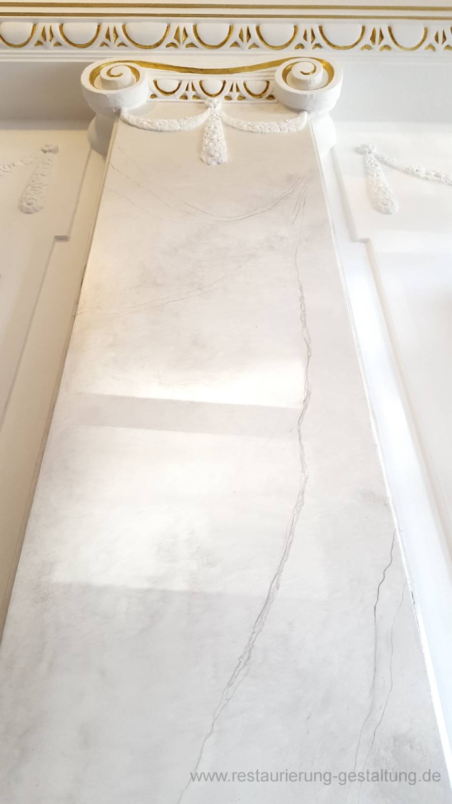 Dezente Marmorierung eines Pilasters in einem Eingang vom einen Treppenhaus aus dem Jugendstil. Als Restaurator kennt Malermeistre Schimpf alle Techniken der Marmorimitation beziehungsweise Marmormalerei. Die Pilaster sind in einer Bierlasur auf Öl gemalt und in Öl gesättigt. Beschädigungen und Verschmutzungen werden auf der Sehr stabilen Oberfläche wenig war genommen.