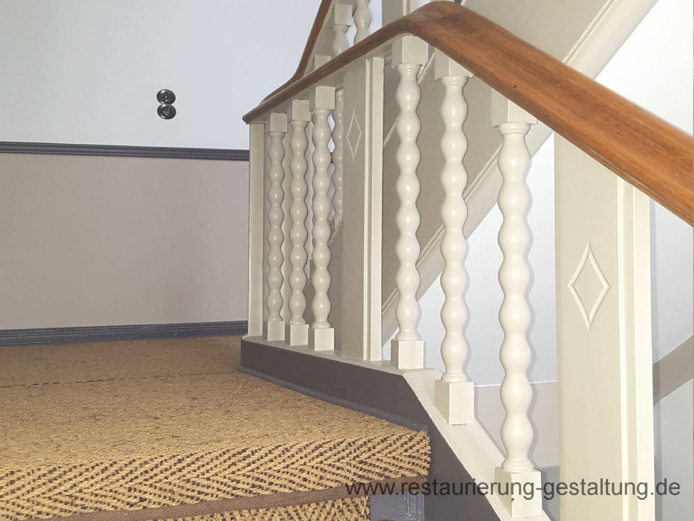 X Sehr schlichtes und schönes Jugendstil Treppenhaus in Berlin Wilmersdorf. Die Malerarbeiten im Treppenhaus wurden farblich zurückgenommen. Es wurde darauf geachtet, dass es möglichst hell und freundlich erscheint. So wurden das Paneel und die Geländer relativ hell beschichtet. Die Farbe am Handlauf wurde entfernt. Der Handlauf wurde danach so geölt, dass er farblich zum Kokos passt. So steht die Farbe am Kokos nicht alleine und kommt am Handlauf wieder. Die Flächen wurden mit hochwertigen Lacken und Farben überarbeitet. So wurden unter anderen auch die Wandflächen mit einem stabilem glatten Glasflies beklebt. Als Hingucker wurden Lichtschalter aus Bakelit angebracht. Das Highlight befindet sich aber im Eingangsbereich. Dieser wurde sehr hell aber mit einer schlichten Deckenmalerei gestaltet. Die Pilaster sind hellgrau Marmoriert. Das Unternehmen Restaurierung und Gestaltung mit Maler – Gesellen und Restaurator Norbert Schimpf ist auf historische Treppenhäuser und Eingangsbereiche spezialisiert. Das Konzept für das Treppenhaus hat die Firma restaurierung und Gestaltung mit Restaurator Schimpf erstellt und mit der Eigentümergemeinschaft zusammen verfeinert.