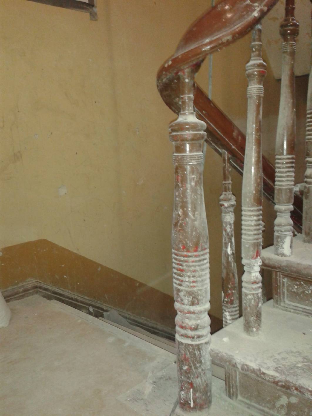 Traljen vor der Treppenhausgestaltung mit einer Holzimitation bzw. Holzmalerei aus dem Jugendstil vom Restaurator für Treppenhausgestaltung und Holzimitation und Malermeister.