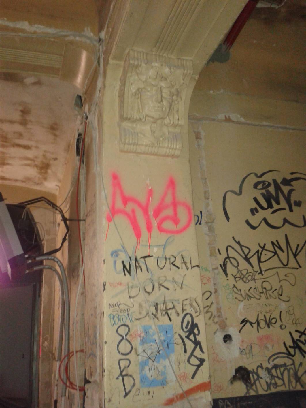 Durchfahrt bevor Malermeister und Restaurator für Holzimitation und Treppenhausgestaltung Schimpf im Treppenhaus und Durchfahrt aus dem Jugendstil eine Treppenhausgestaltung angelegt hat.