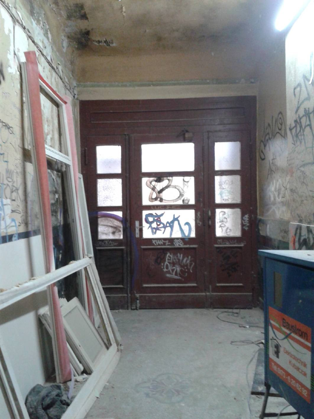 Durchfahrt bevor Malermeister und Restaurator für Holzimitation und Treppenhausgestaltung Hand angelegt hat.