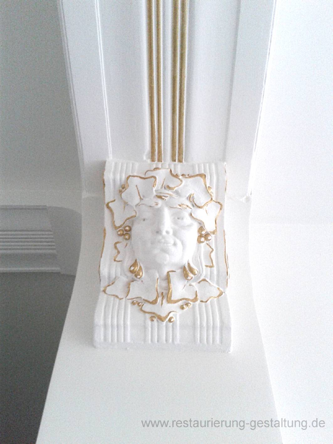 Das Treppenhaus mit Durchfahrt aus dem Jugendstil befindet sich in der Weserstraße Berlin / Friedrichshain, und glänzt durch kleine erst auf dem zweiten Blick erkennbare Highlights.  So wurde vom Restaurator für historische Holzmalerei und Malermeister Norbert Schimpf die Jugendstil – Ornamente vergoldet.