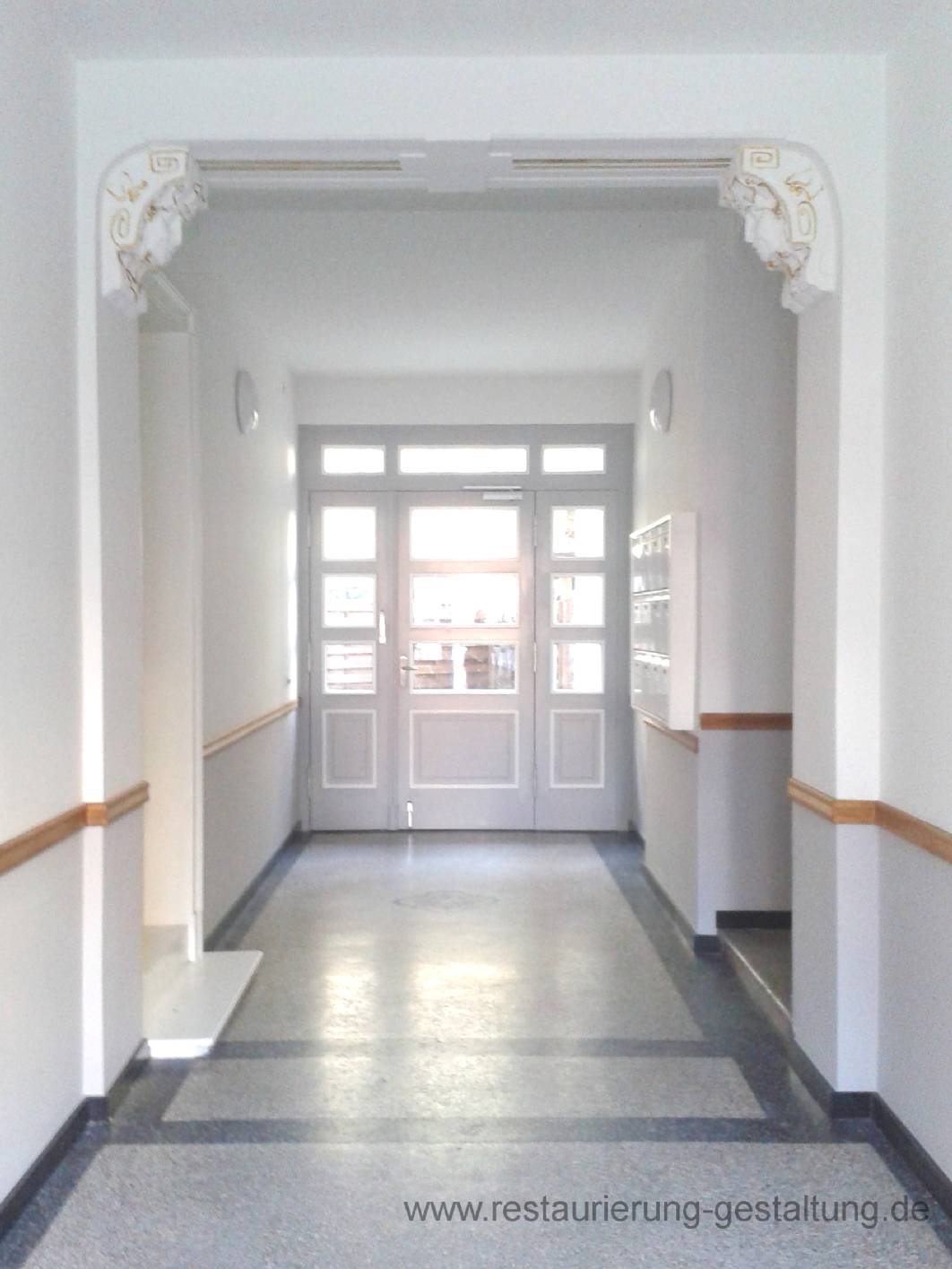 Zusammen mit dem Bauherrn Florian Fischer hat Malermeister und Restaurator für Holzmalerei und Holzimitation Schimpf die Durchfahrt und das Treppenhaus gestaltet. Herr Fischer hat sehr großen Wert auf ein modernes, helles und freundliches Ambiente in Verbindung mit Bauteilen aus dem Jugendstil gelegt. So wurden vergoldungsarbeiten an den Stuck - Ornamenten und eine Holzmalerei an den Holzbauteilen angelegt.