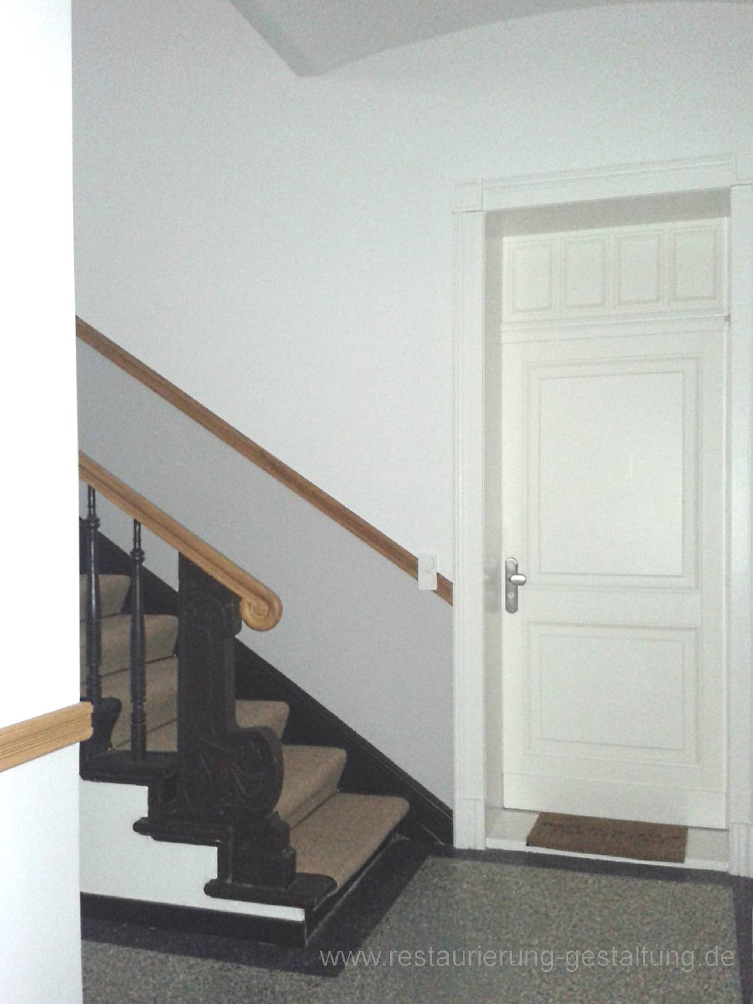 Eingang von der Durchfahrt zum Treppenhaus mit Treppenhausgestaltung in Holzimitation und Holzmalerei vom Restaurator für Holzmalerei und Malermeister Schimpf.