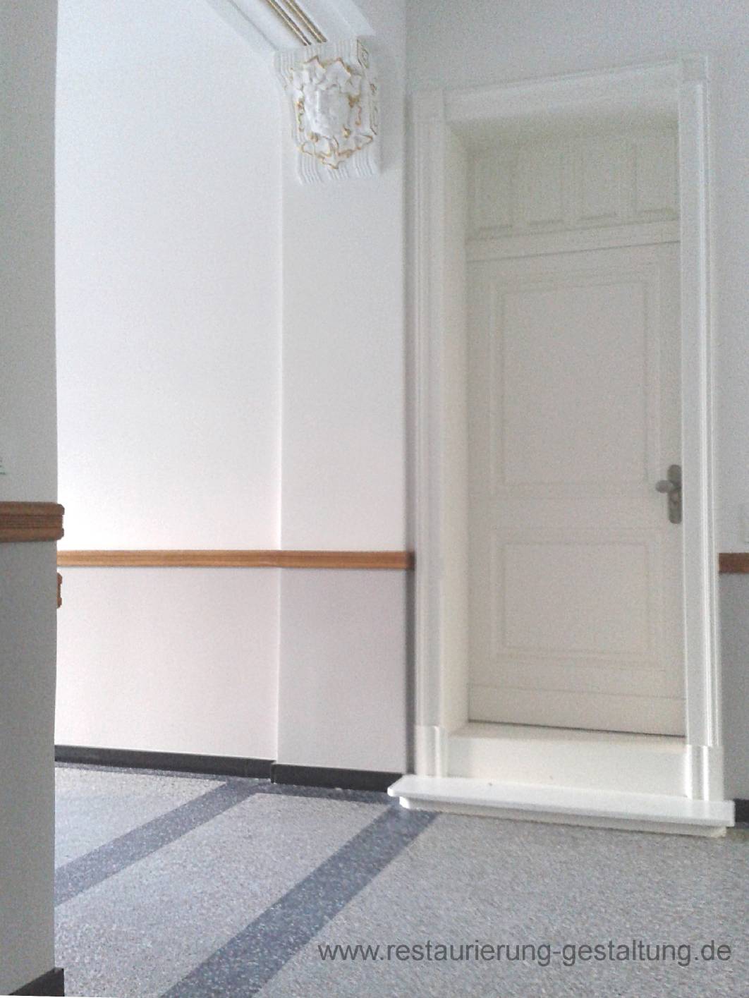 Durchfahrt i Duktus der Treppenhausgestaltung aus dem Jugendstil mit Vergoldung vom Restaurator für historische Holzmalerei und Holzimitation.