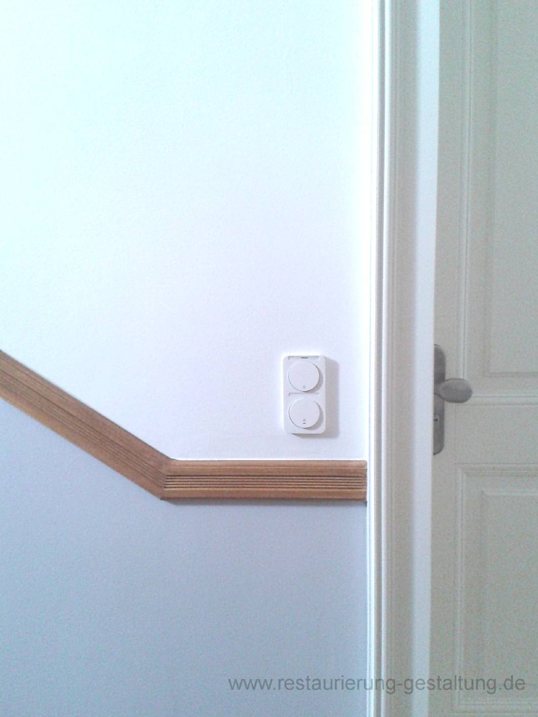 Der Bauherr hat die moderne und einfache Briefkastenanlage mit einem Rahmen umarbeiten lassen. Der Handlauf und die Schalgleiste hat Restaurator und Malermeister Schimpf mit einer hellen Holzimitation bzw. Holzmalerei an gearbeitet. Die Traljen und Stufen wurden mit einer Holzmalerei / Holzimitation in Mahagoni beschichtet.