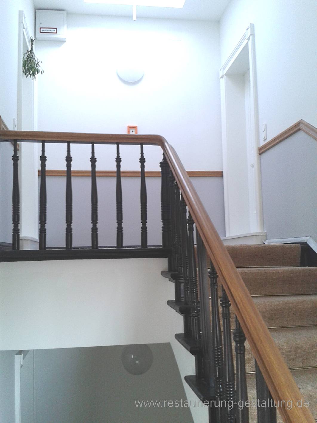 Neben den sehr aufwendige vorarbeiten hat der Bauherr großen Wert auf zurücklegenden Scharm gelegt. Das Elegante Treppenhaus mit Durchfahrt befindet sich in Berlin Friedrichshain und stammt aus dem Jugendstil. Sowohl die nachträglich angebrachte Paneelleiste als auch als auch der Handlauf wurden mit einer Holzmalerei aus dem Jugendstil angebracht. An den Traljen und der Treppenanlage feindet ich eine Holzimitation.