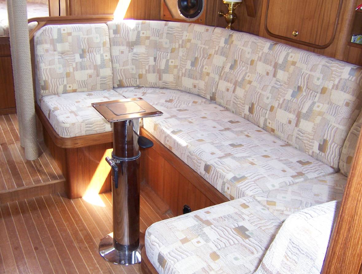Als Ihre Bootssattlerei in Rathenow polstern wir gerne Möbel auf Ihrem Boot neu auf.