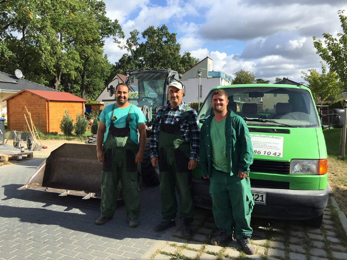 Unser Team kann alles von Obstbaumschnitt über Steinarbeiten bis zur reinen Gartenpflege. Das und noch viel mehr bieten wir in Berlin, Falkensee und Potsdam an.