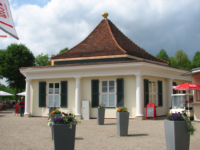 Erneuerung Säulen und Traufen Gartenpavillon Schwerin
