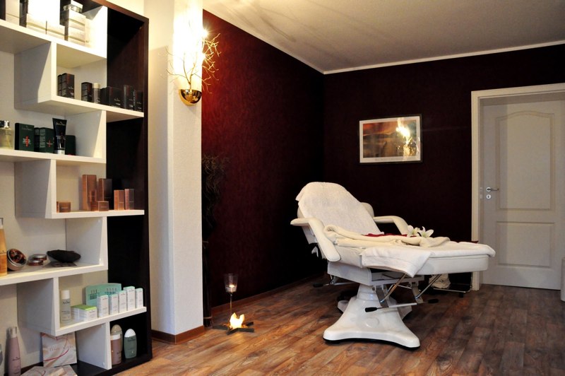 Mit einem Besuch in meinem Kosmetikstudio in Chemnitz entkommen Sie dem Stress des Alltags. Verwöhnen Sie sich mit meinen Behandlungen zu Kosmetik, Nageldesign und French Pedicure oder sichern Sie sich mit einer Wimpernverlängerung unwiderstehlich lange Wimpern!